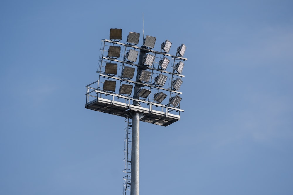 una torre de antena alta