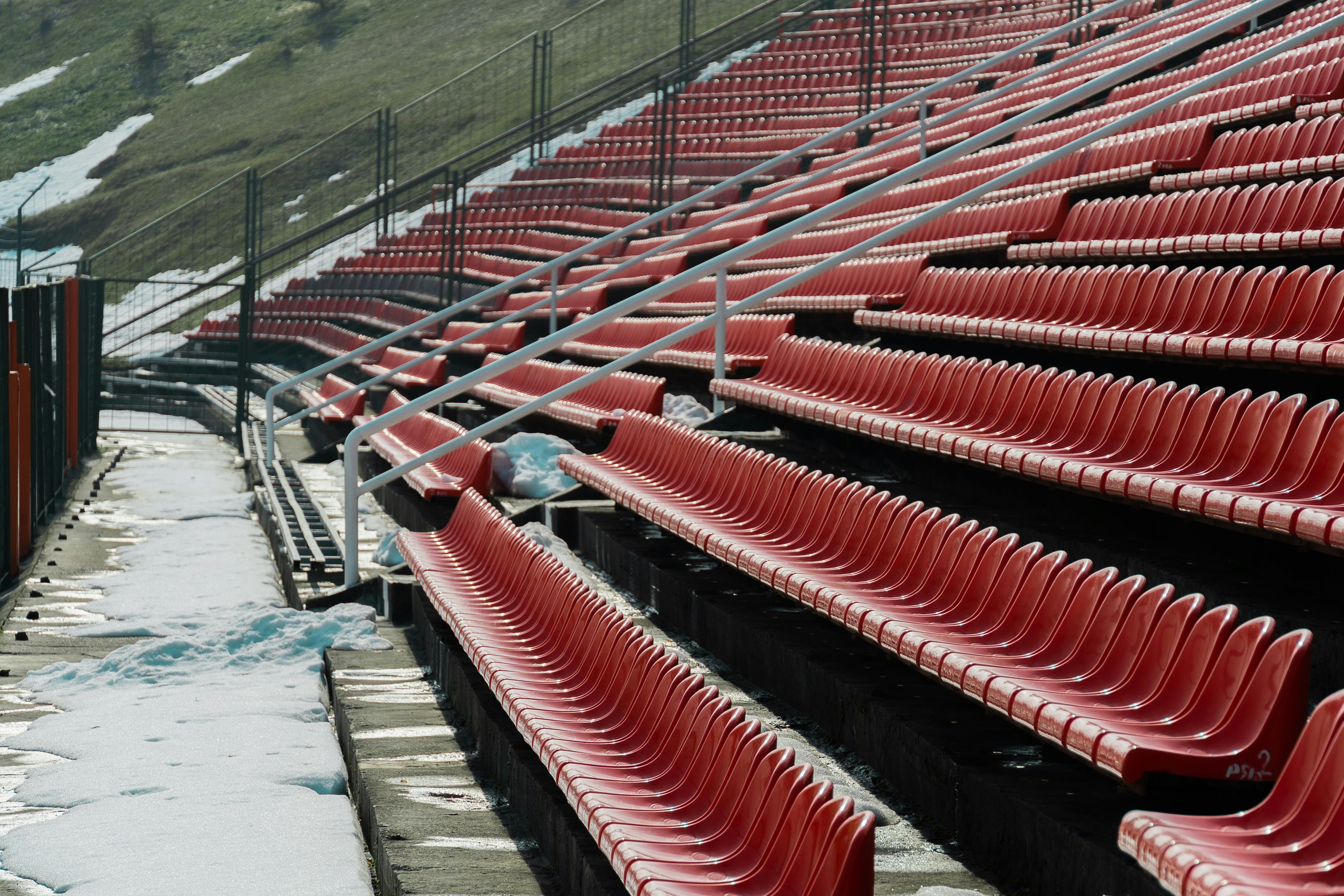 Cancha de fútbol cubierta de nieve antes de un partido europeo