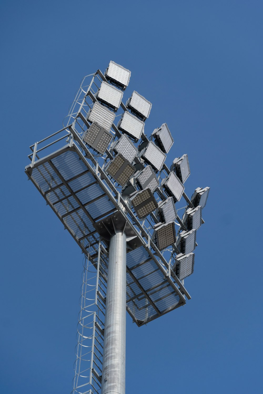 una alta torre de metal