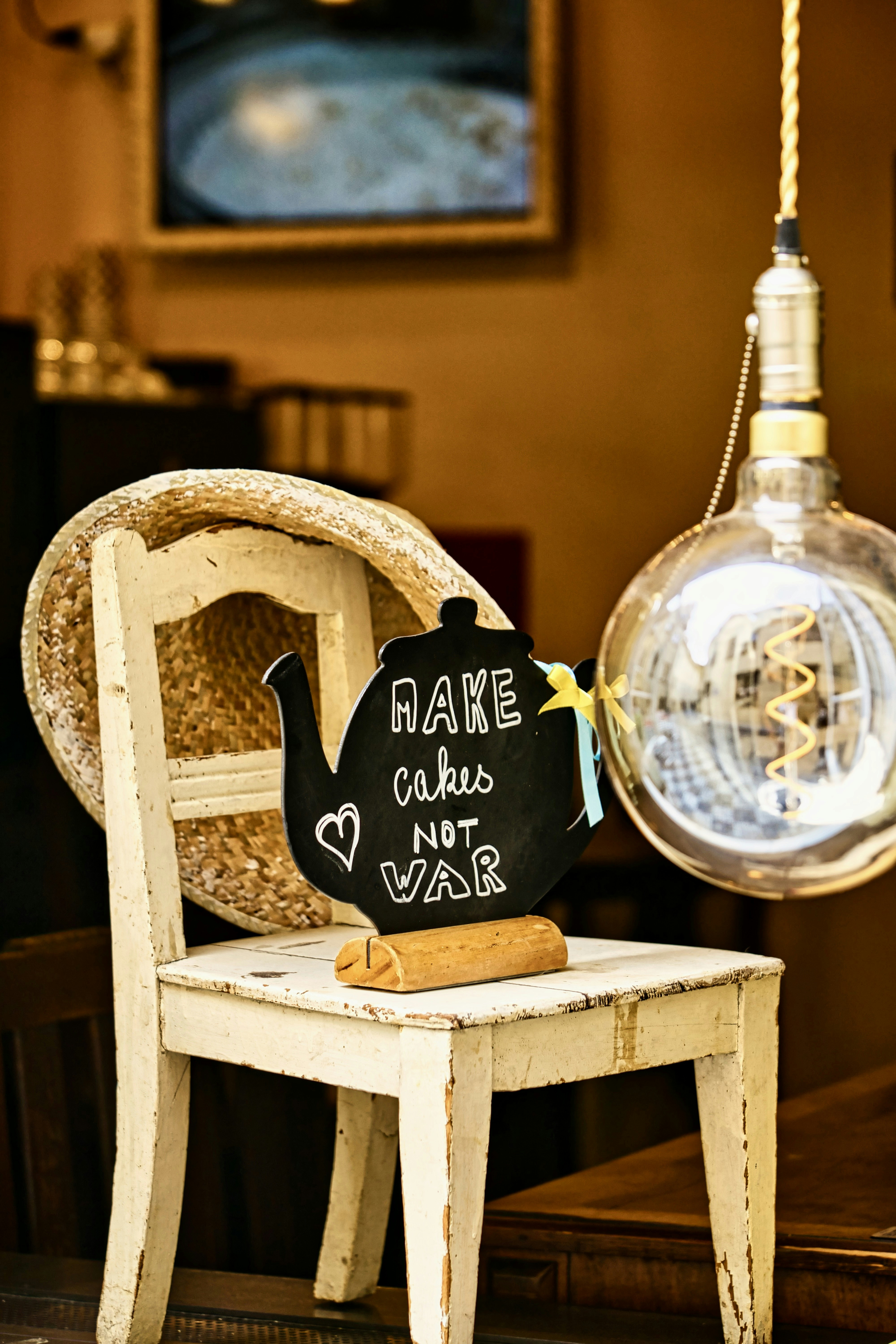 una silla con un letrero