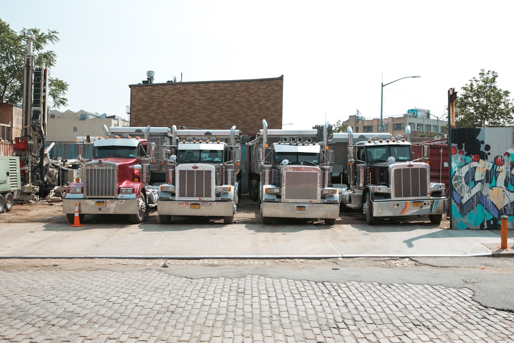 Eine Gruppe von Lastwagen, die am Straßenrand geparkt sind