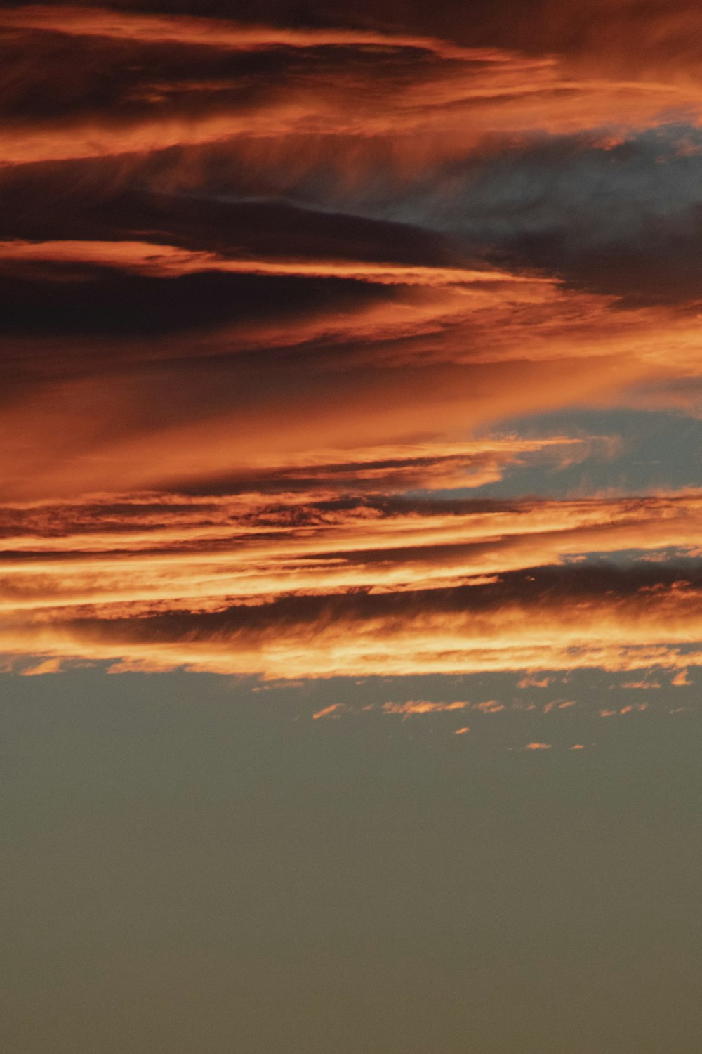 Una vista del cielo con le nuvole