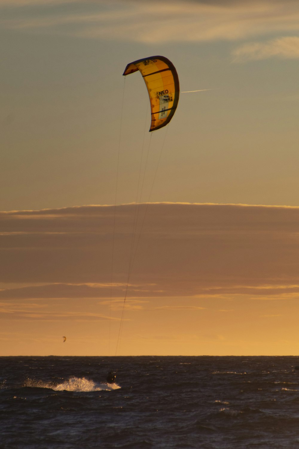 Una persona que navega en parasailing en el océano