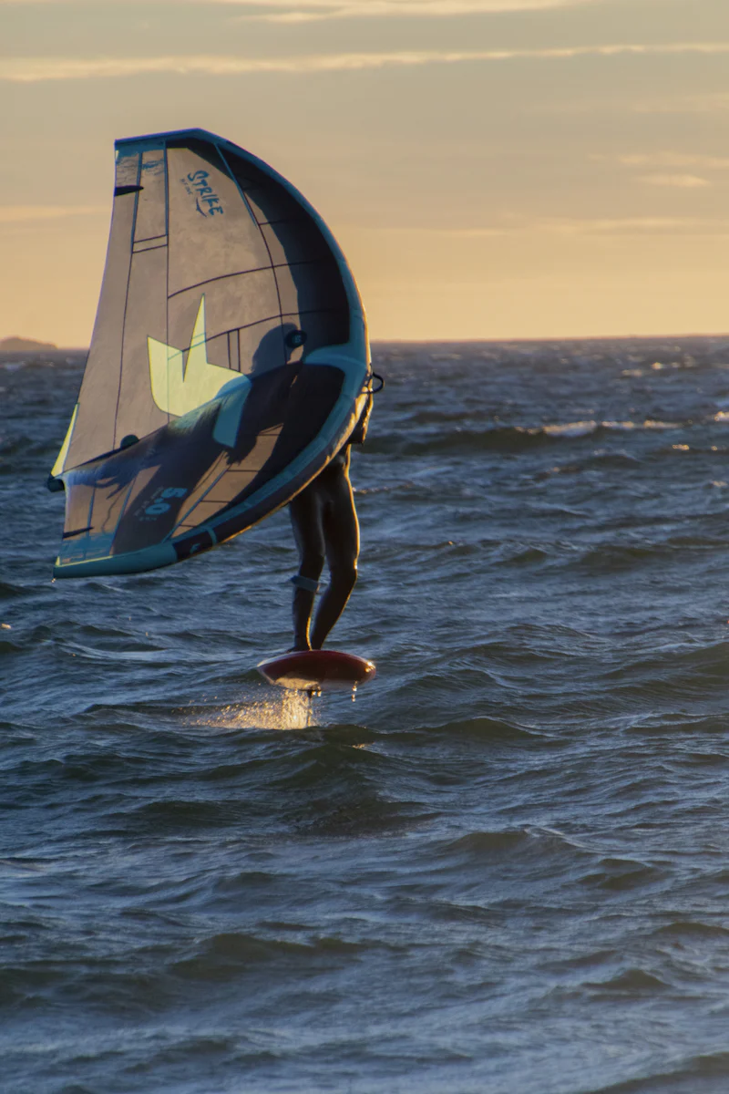 Rider de wingfoil navegando sobre el agua
