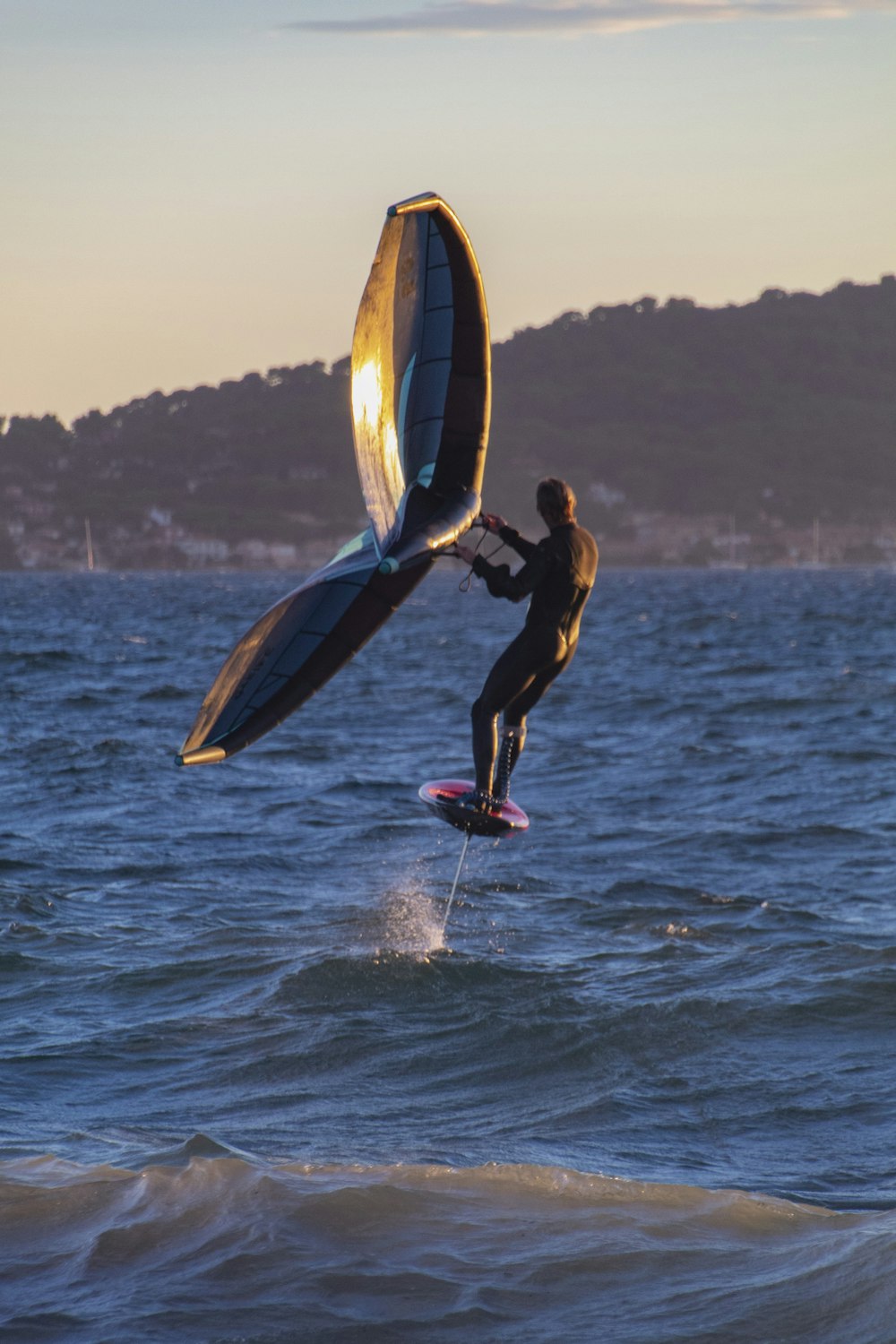 una persona kite surf sul mare