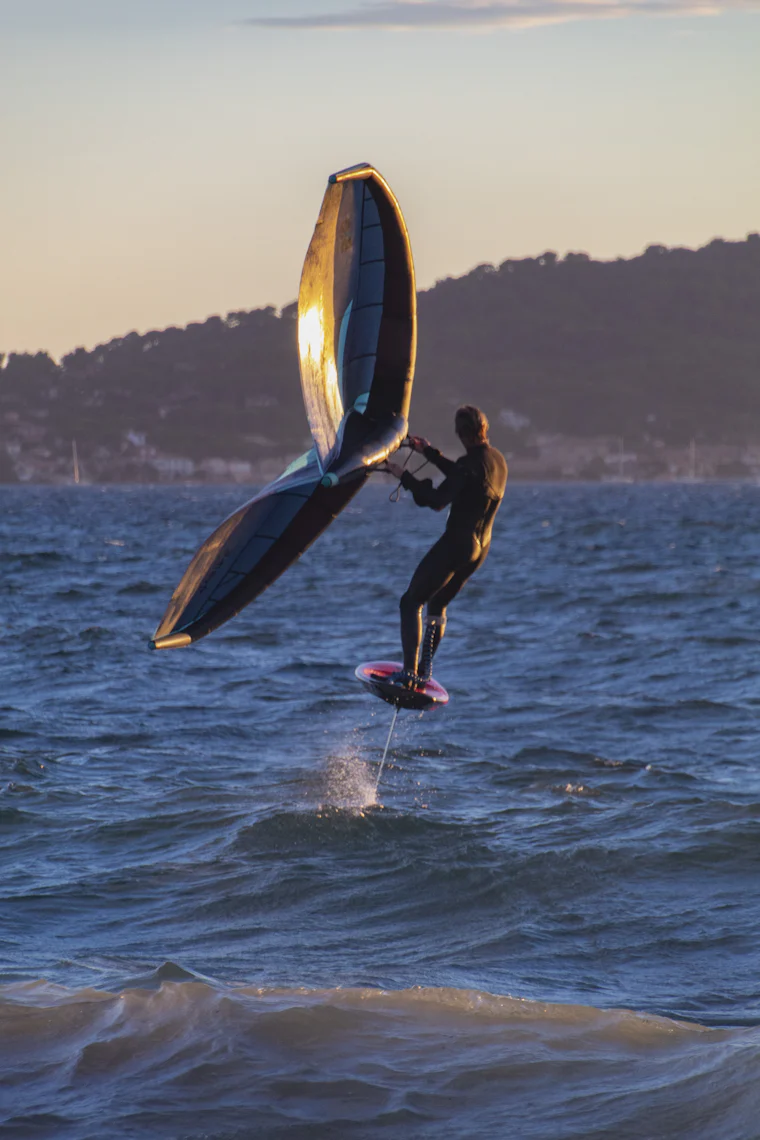 Equipo de wingfoil en la playa