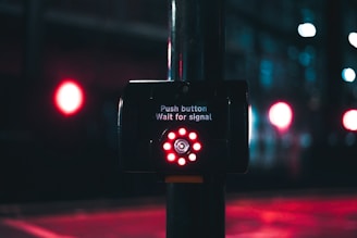 um semáforo com luzes vermelhas