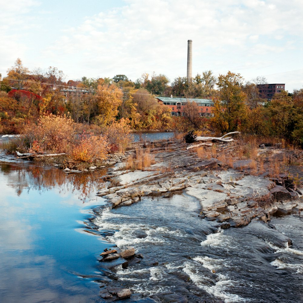Un fiume con una fabbrica sullo sfondo