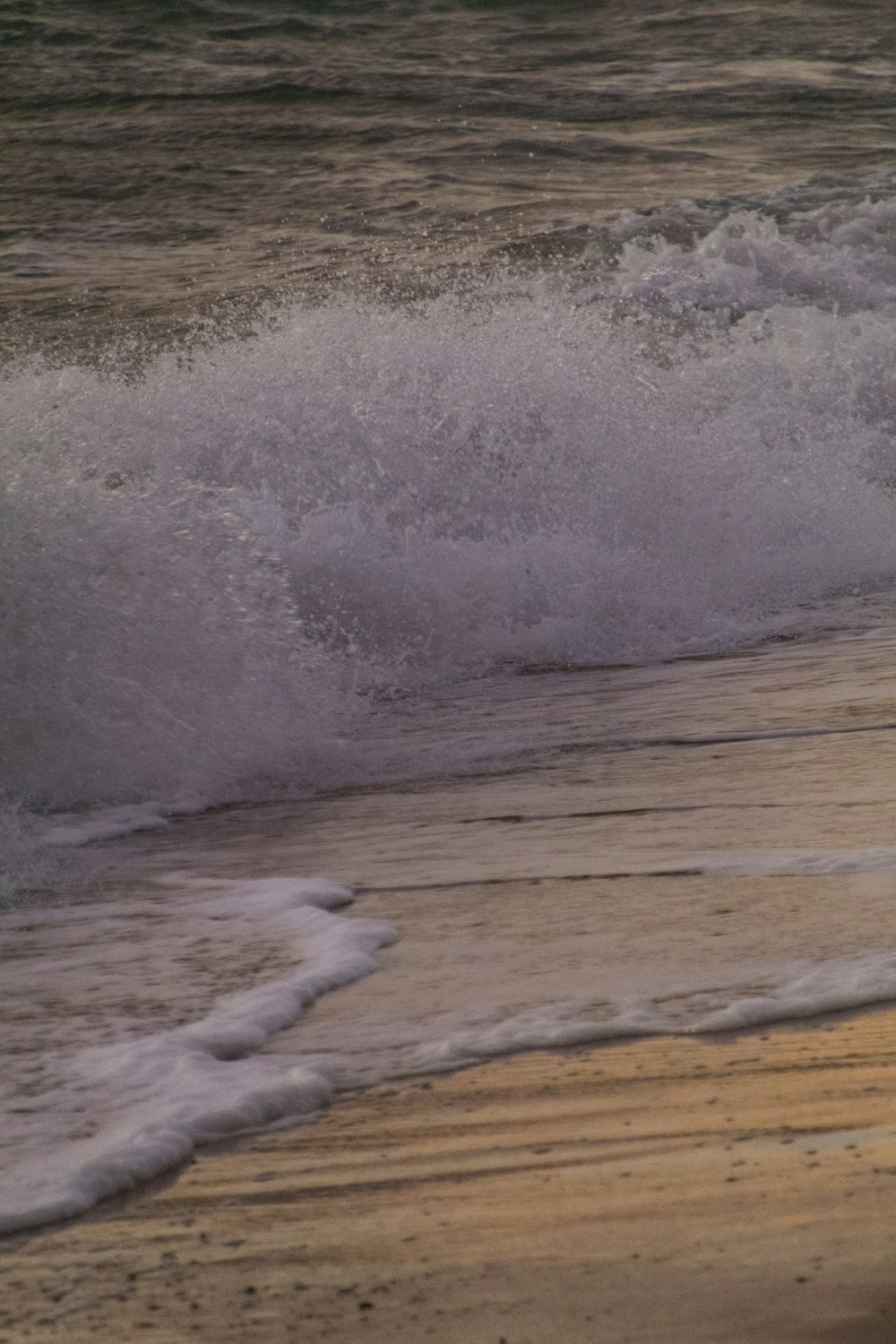 Eine Welle, die an einem Strand zusammenbricht