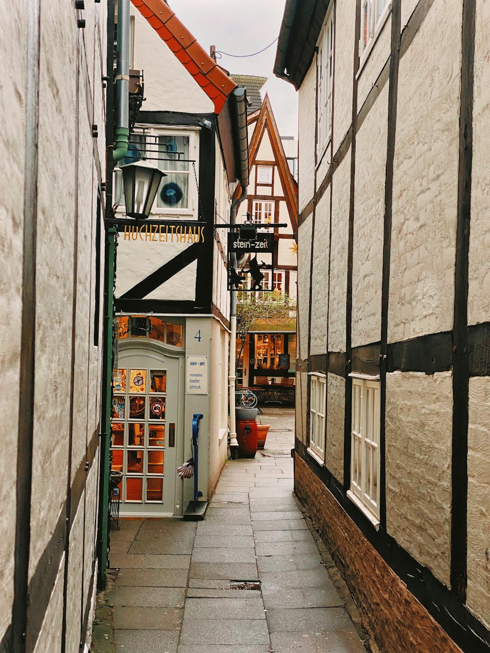 a narrow alley between buildings