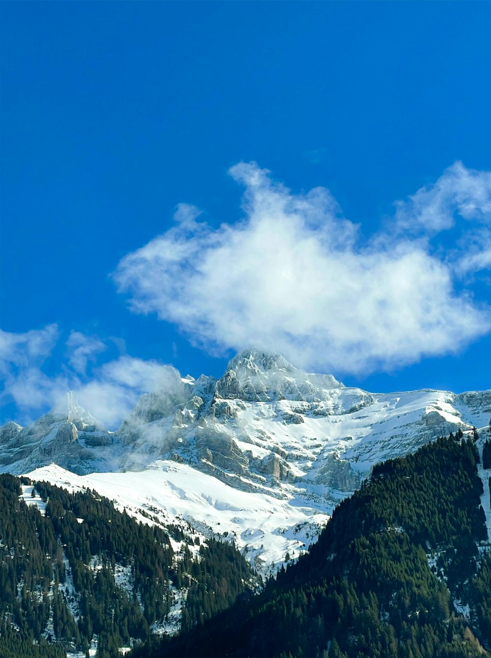 Una cadena montañosa con nubes