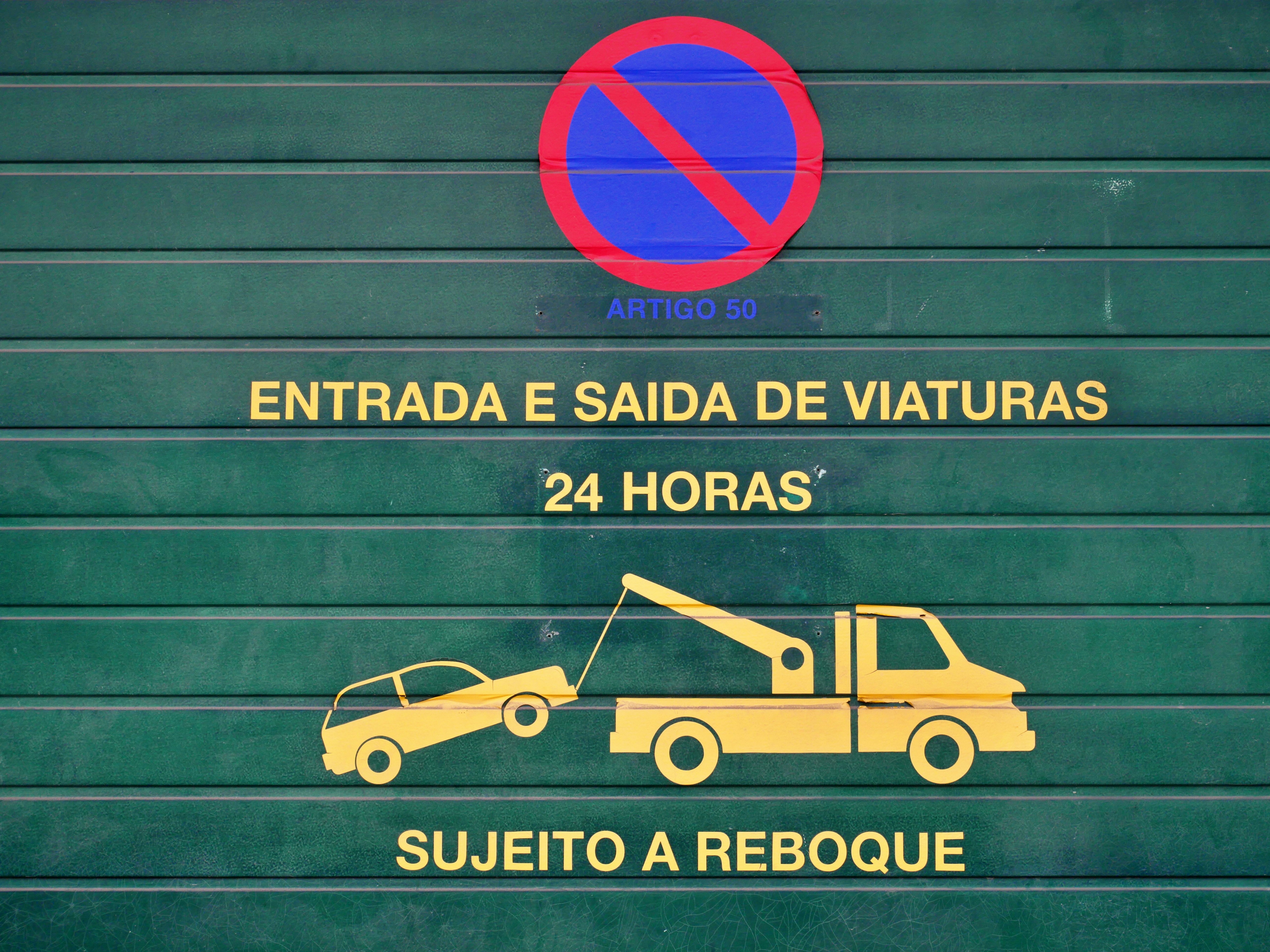 a blue and yellow sign