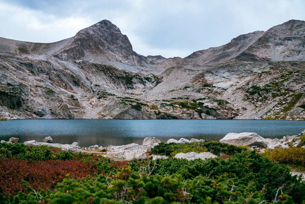 um lago cercado por montanhas