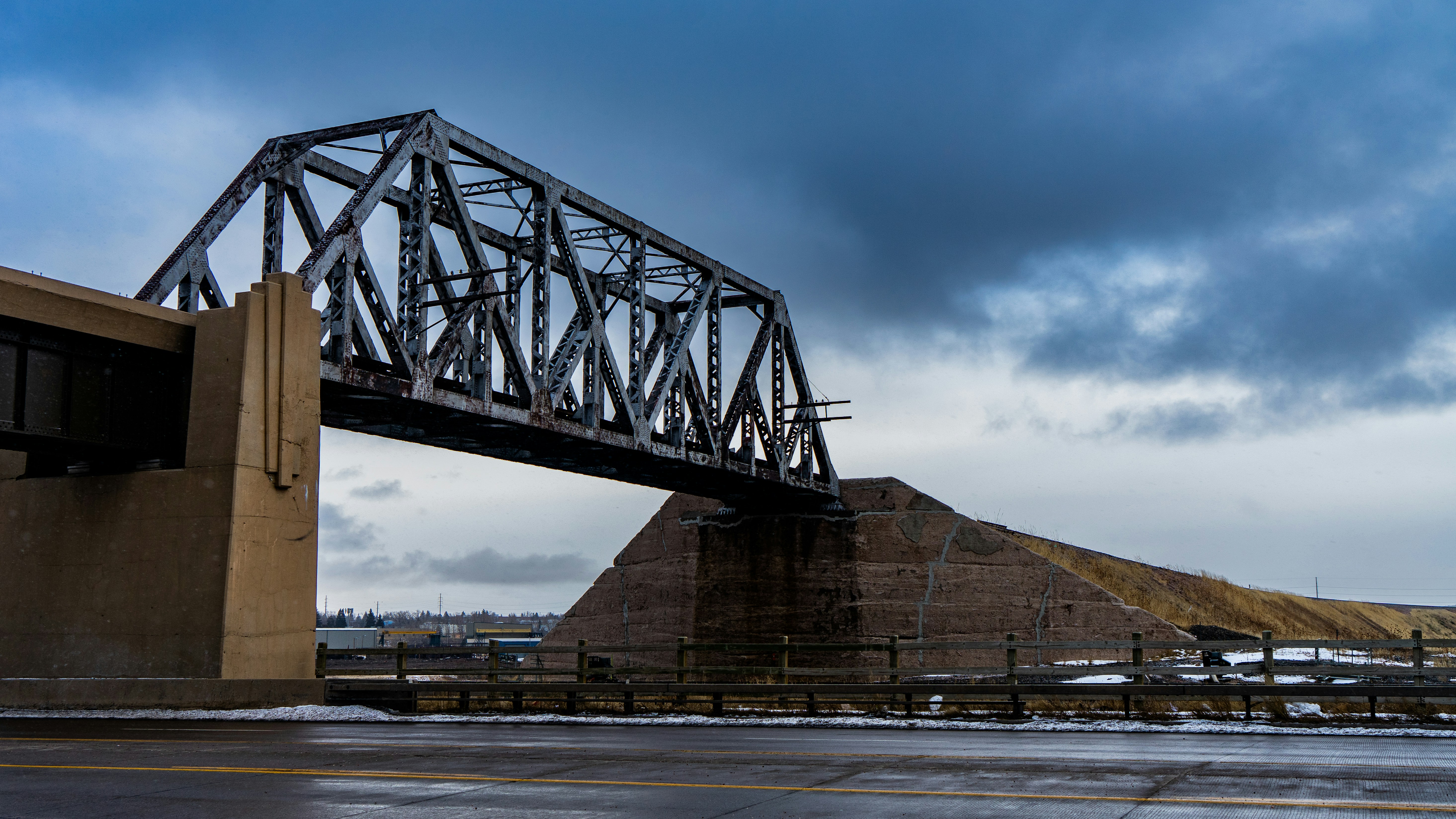 a large metal bridge
