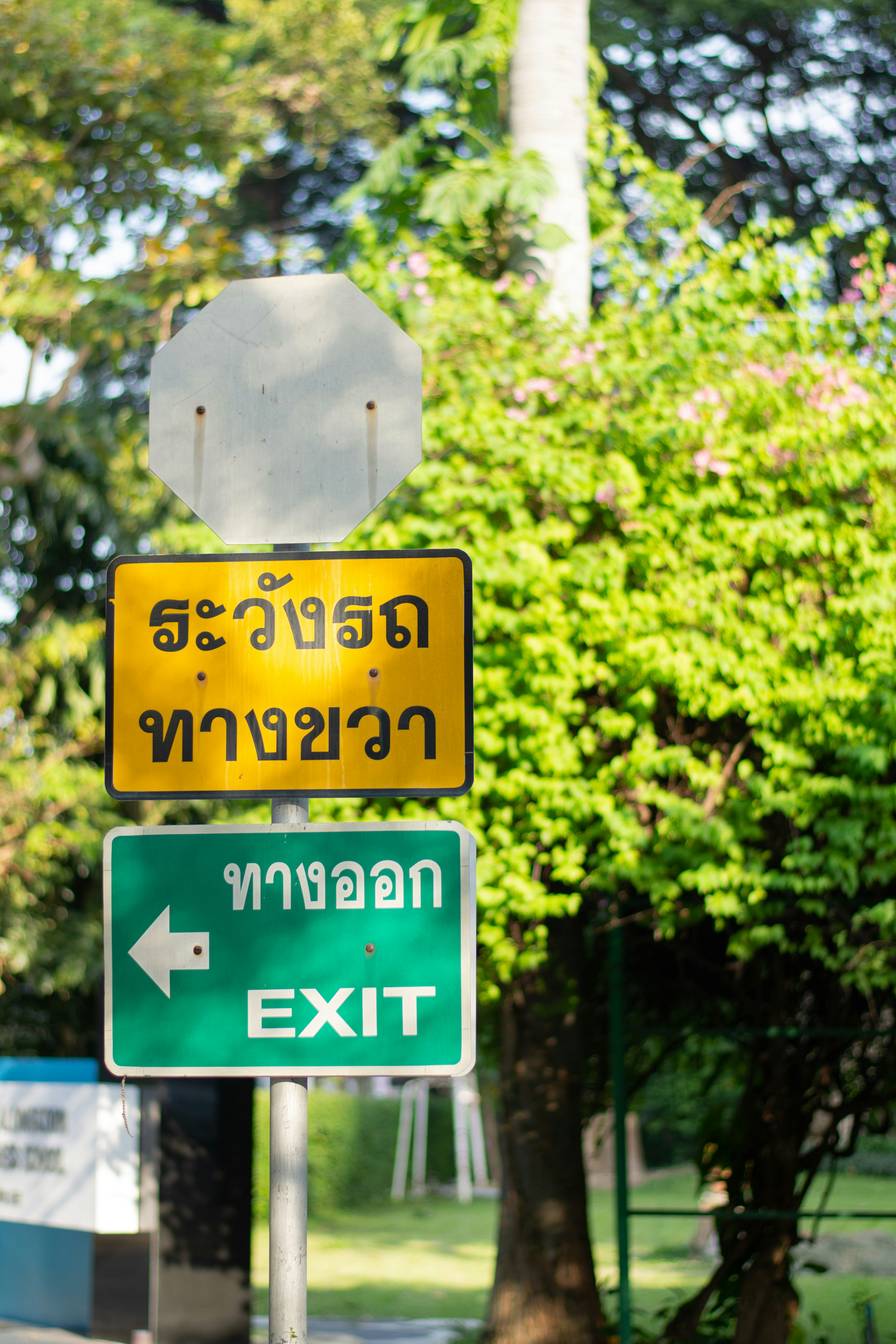 what language is spoken in thailand