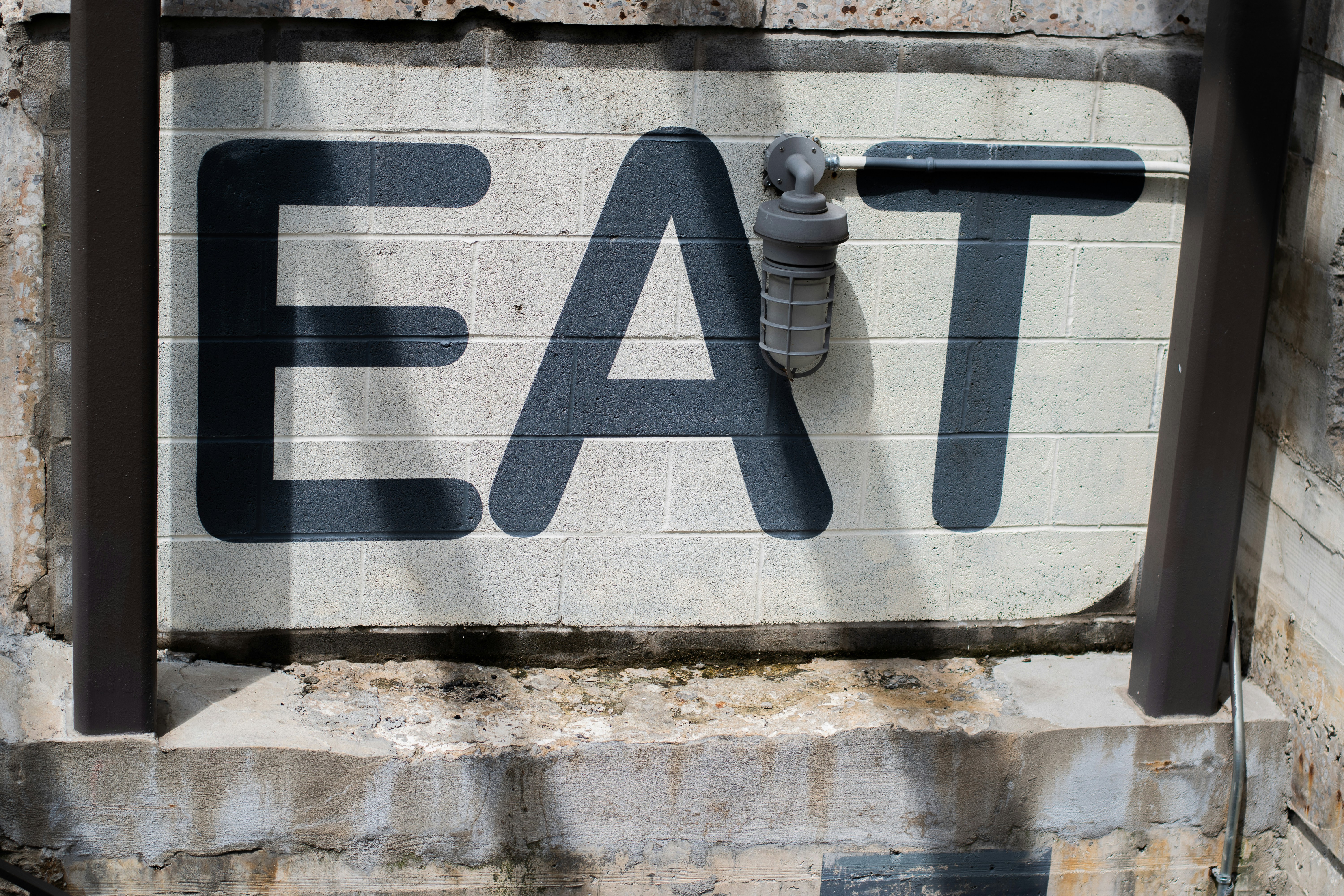 8 Outdoor Metal Sign Tips for Restaurant Patios