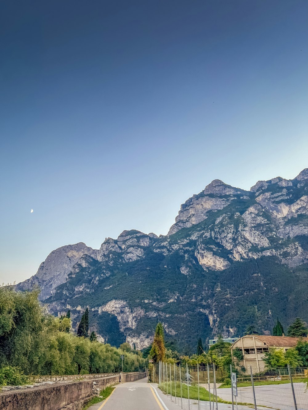 una strada che porta ad una montagna