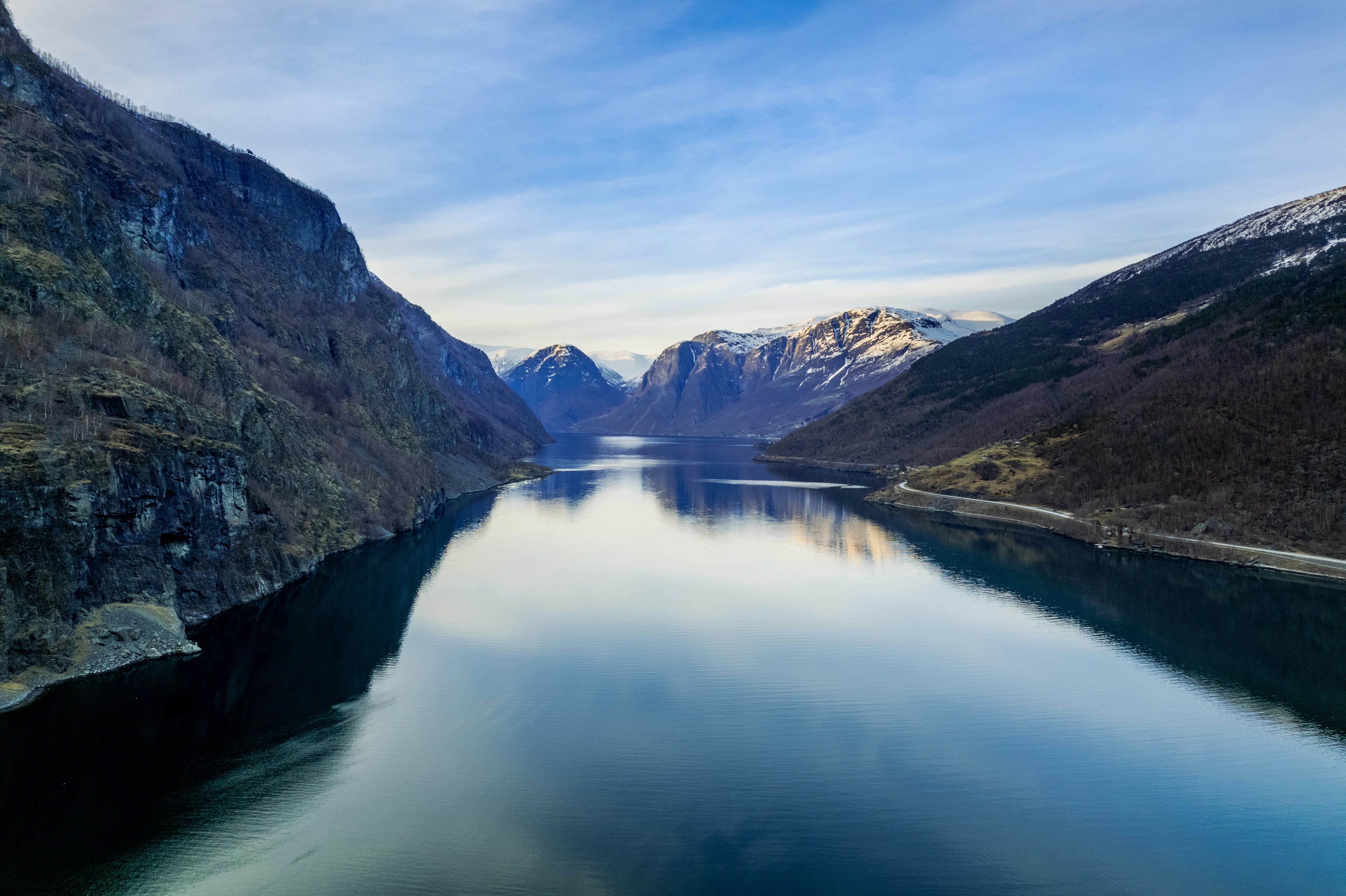 Un lago circondato da montagne