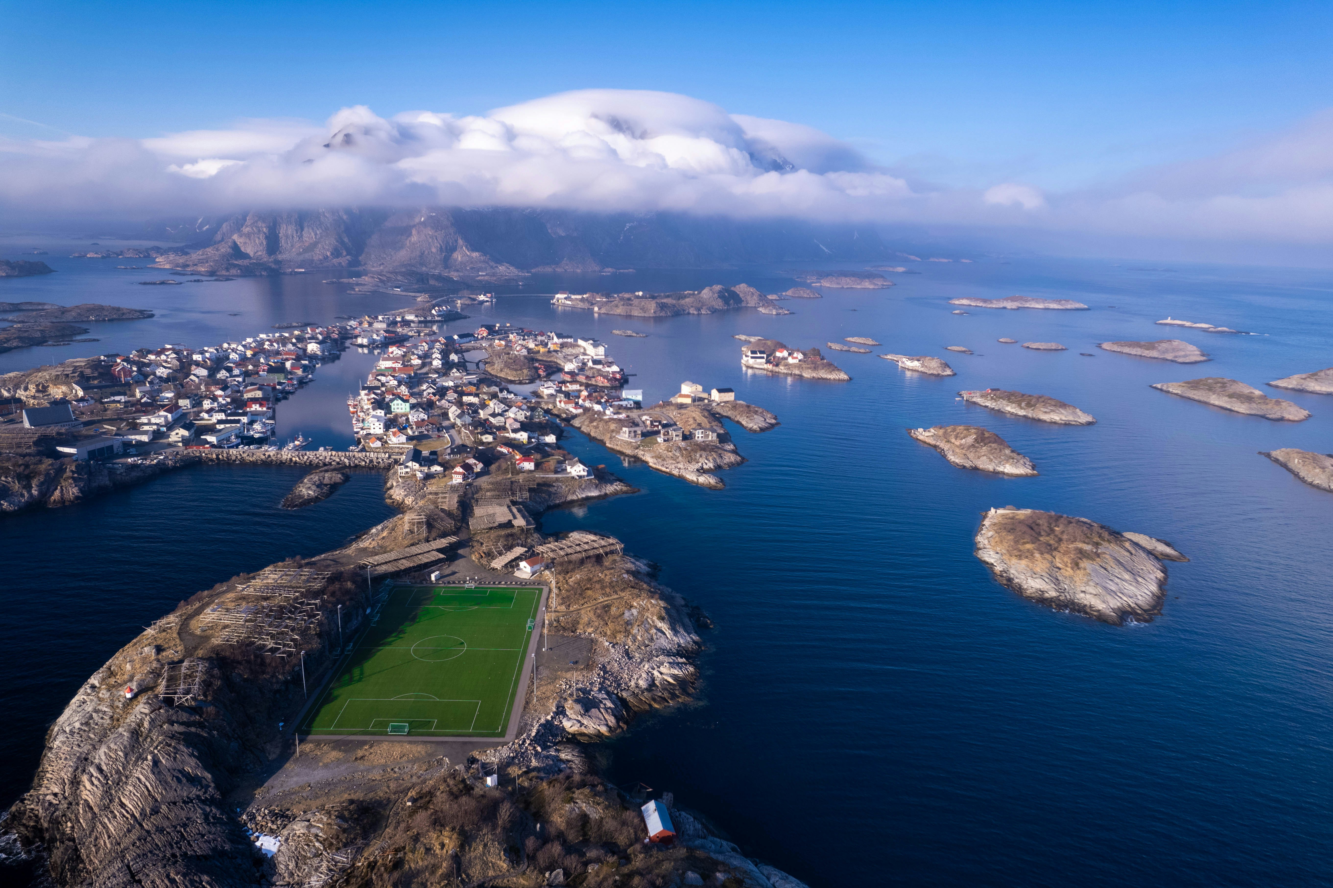 una veduta aerea di una città in riva al mare