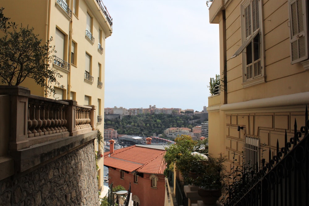 una vista di una città da un balcone