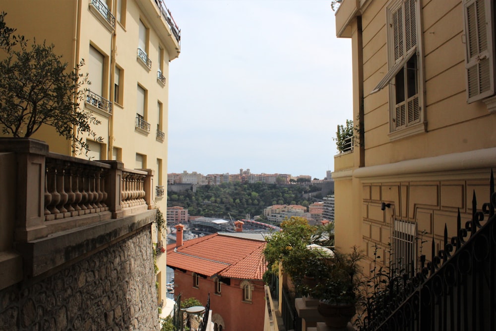 Una vista de una ciudad desde un balcón