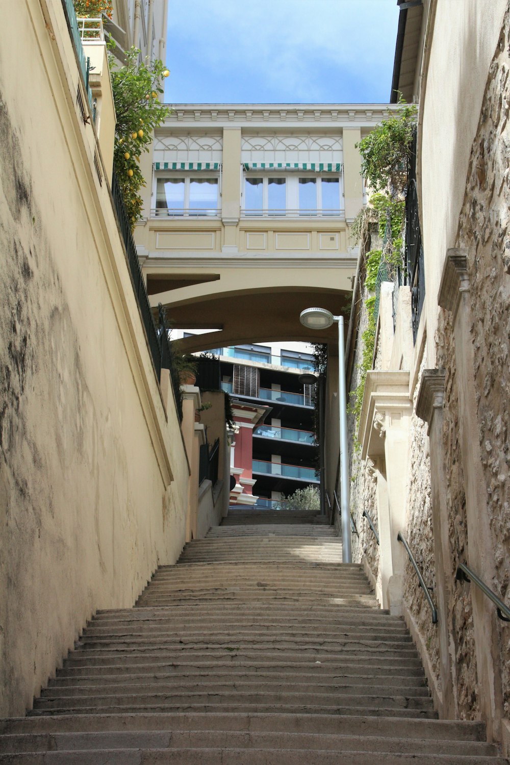 una escalera de piedra entre dos edificios