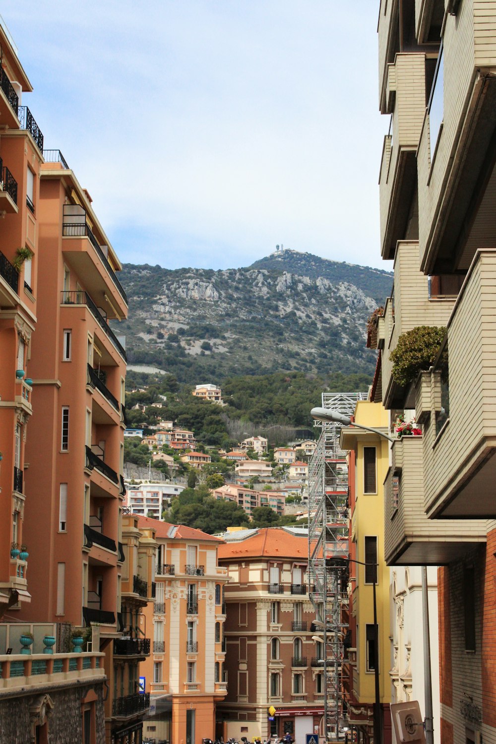 Une ville avec de nombreux bâtiments