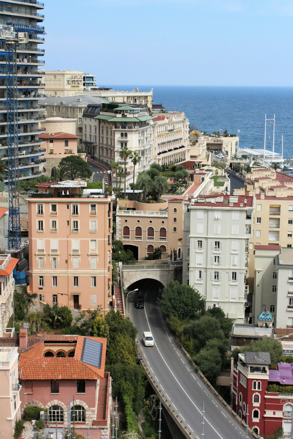 una strada con edifici lungo di essa