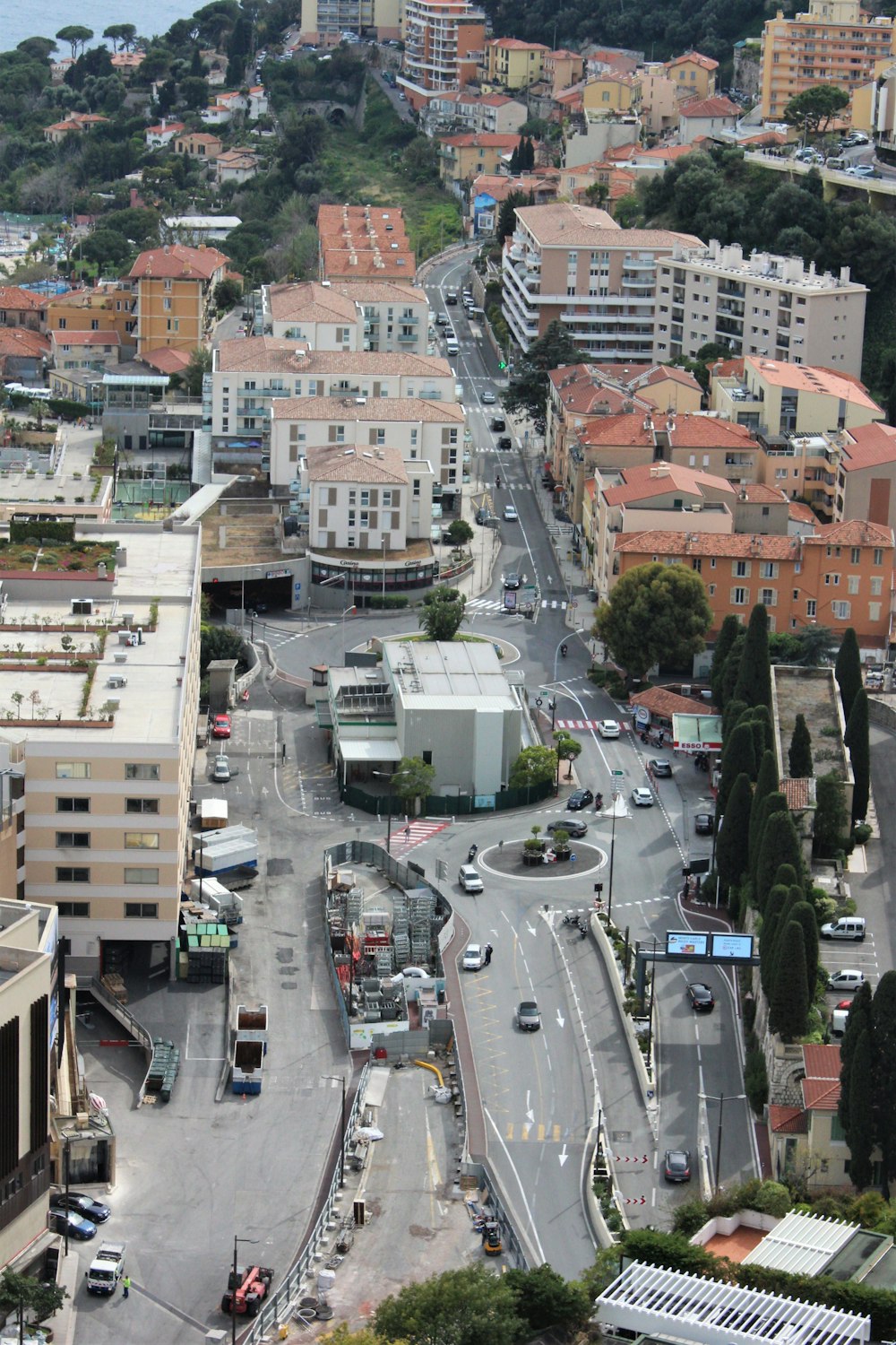 Une ville avec de nombreux bâtiments et voitures