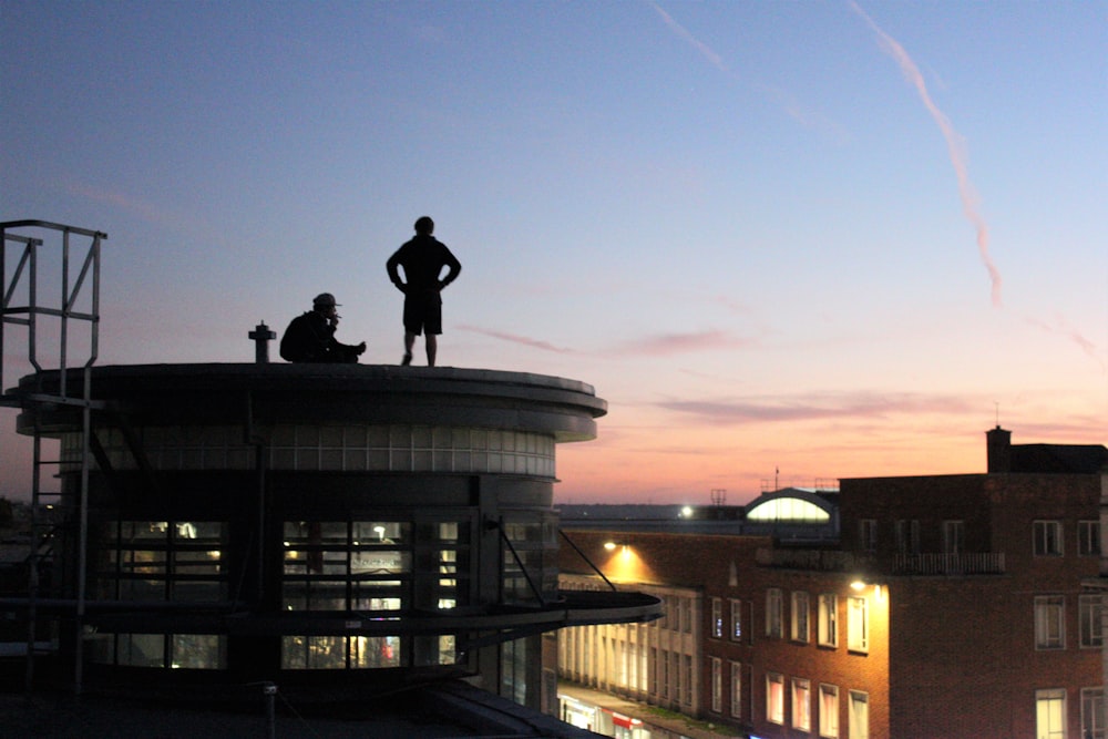 una statua sulla cima di un edificio