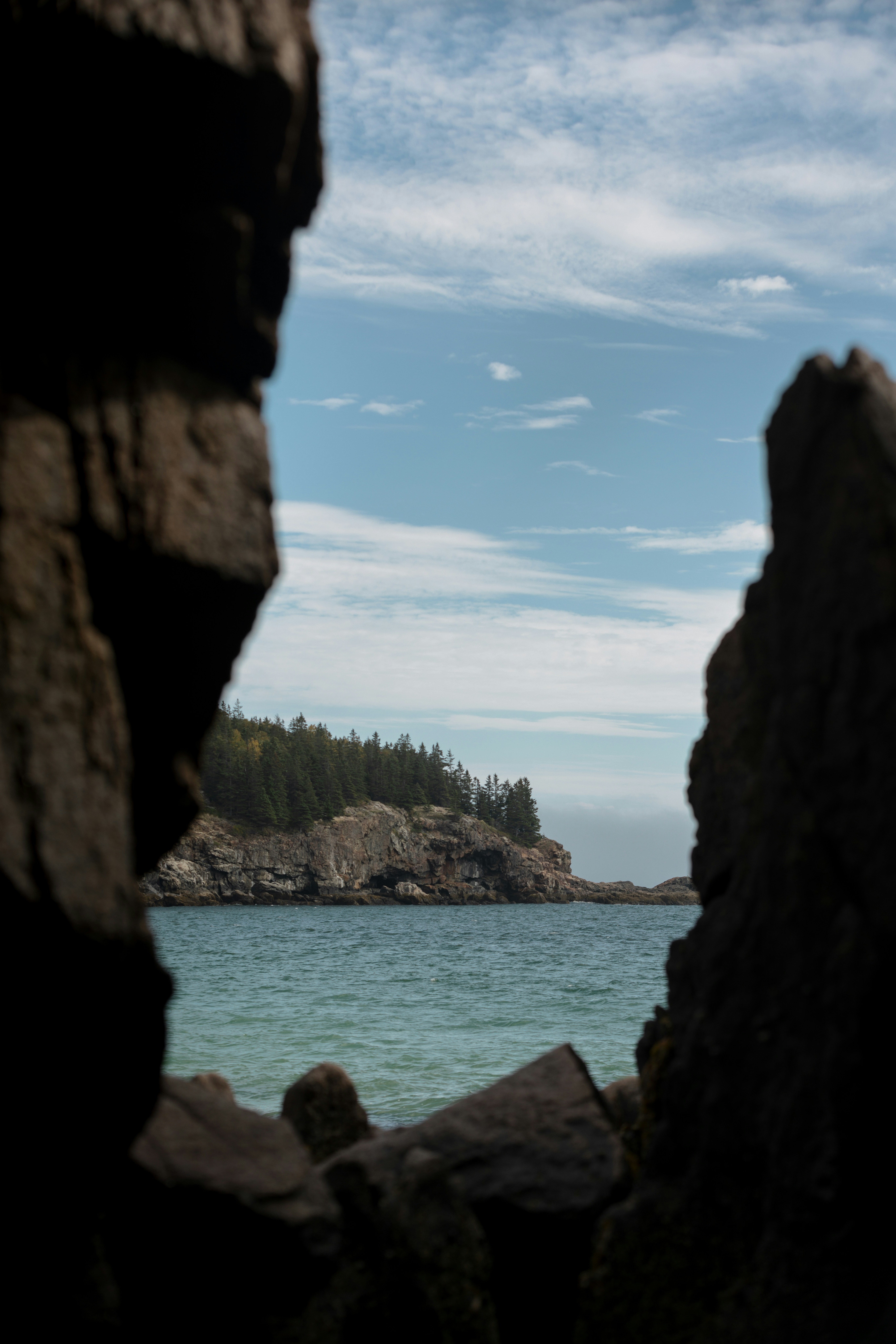 Blick auf eine felsige Klippe und Wasser aus einer Höhle
