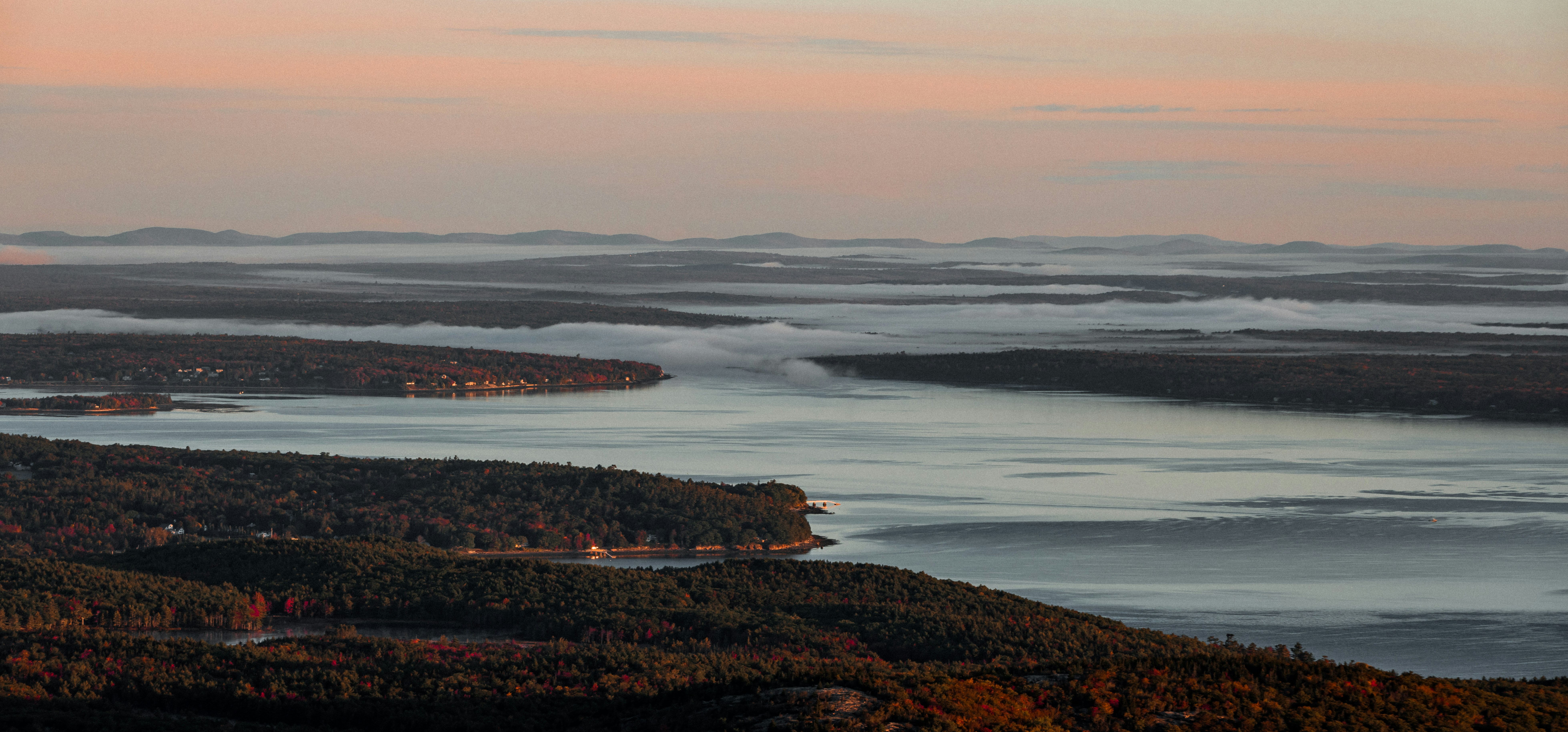 ein Gewässer mit Land in der Ferne