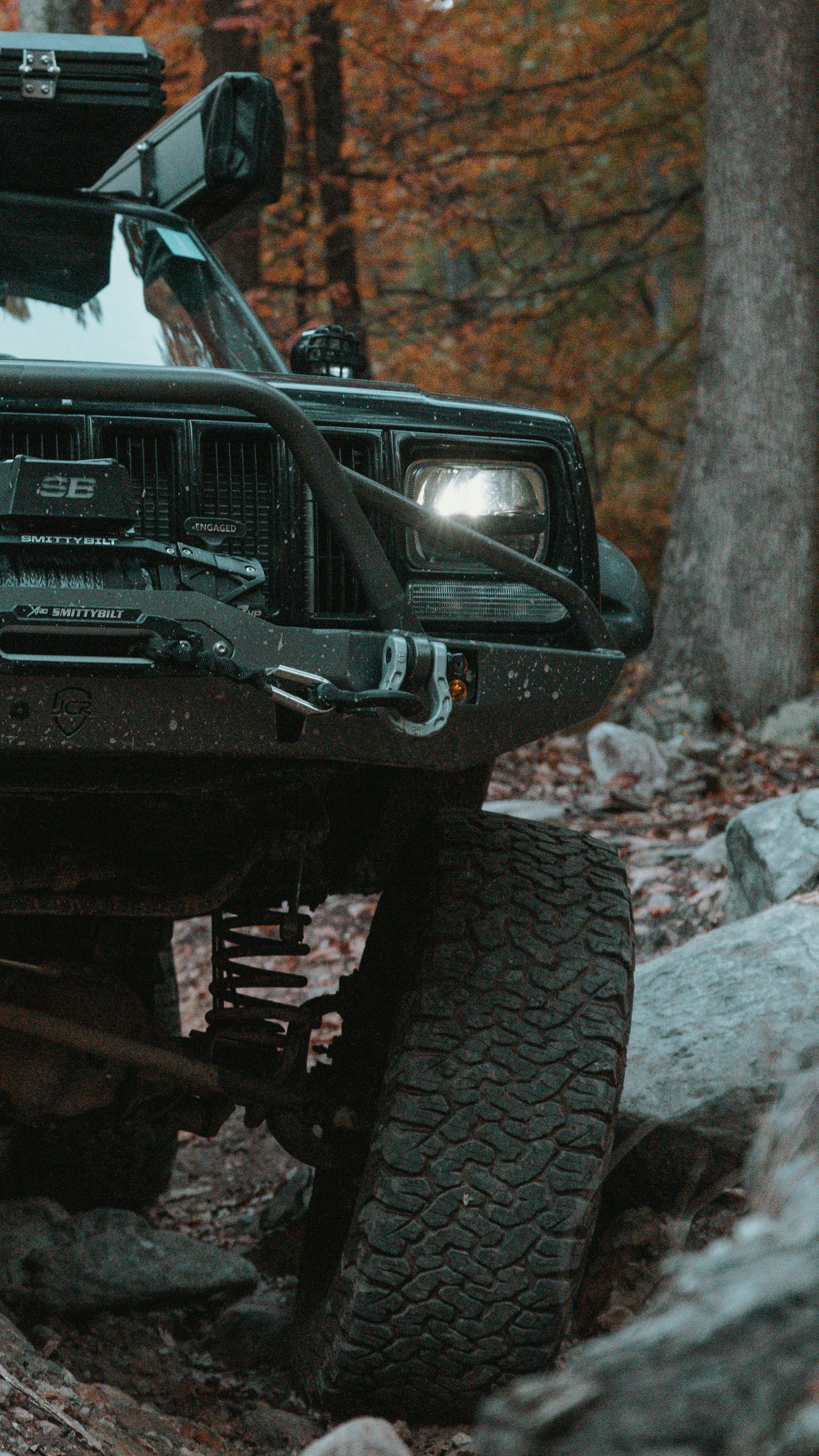 Ein schwarzer Jeep mit platten Reifen