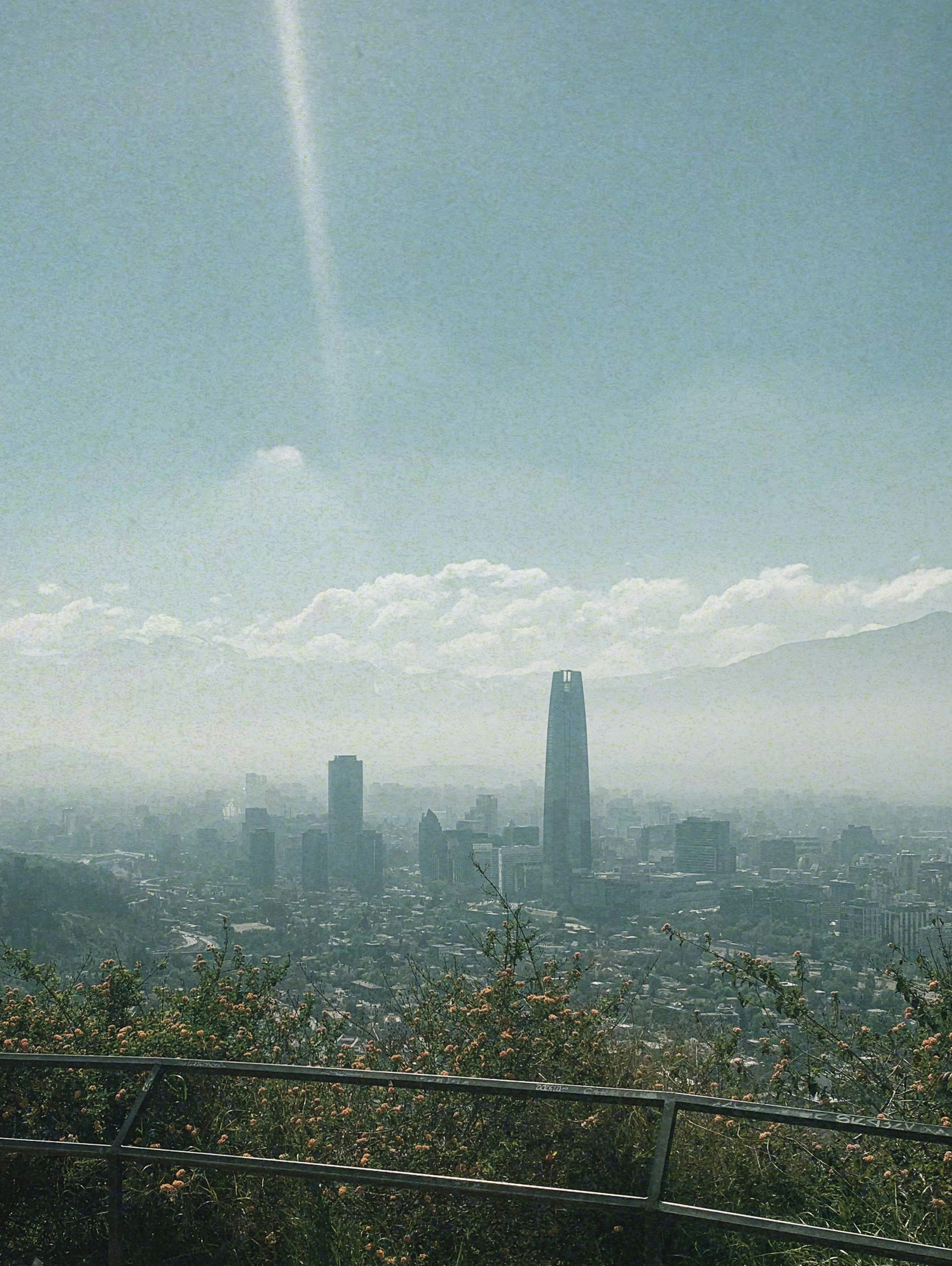 Eine Stadt mit einem großen Gewässer im Hintergrund