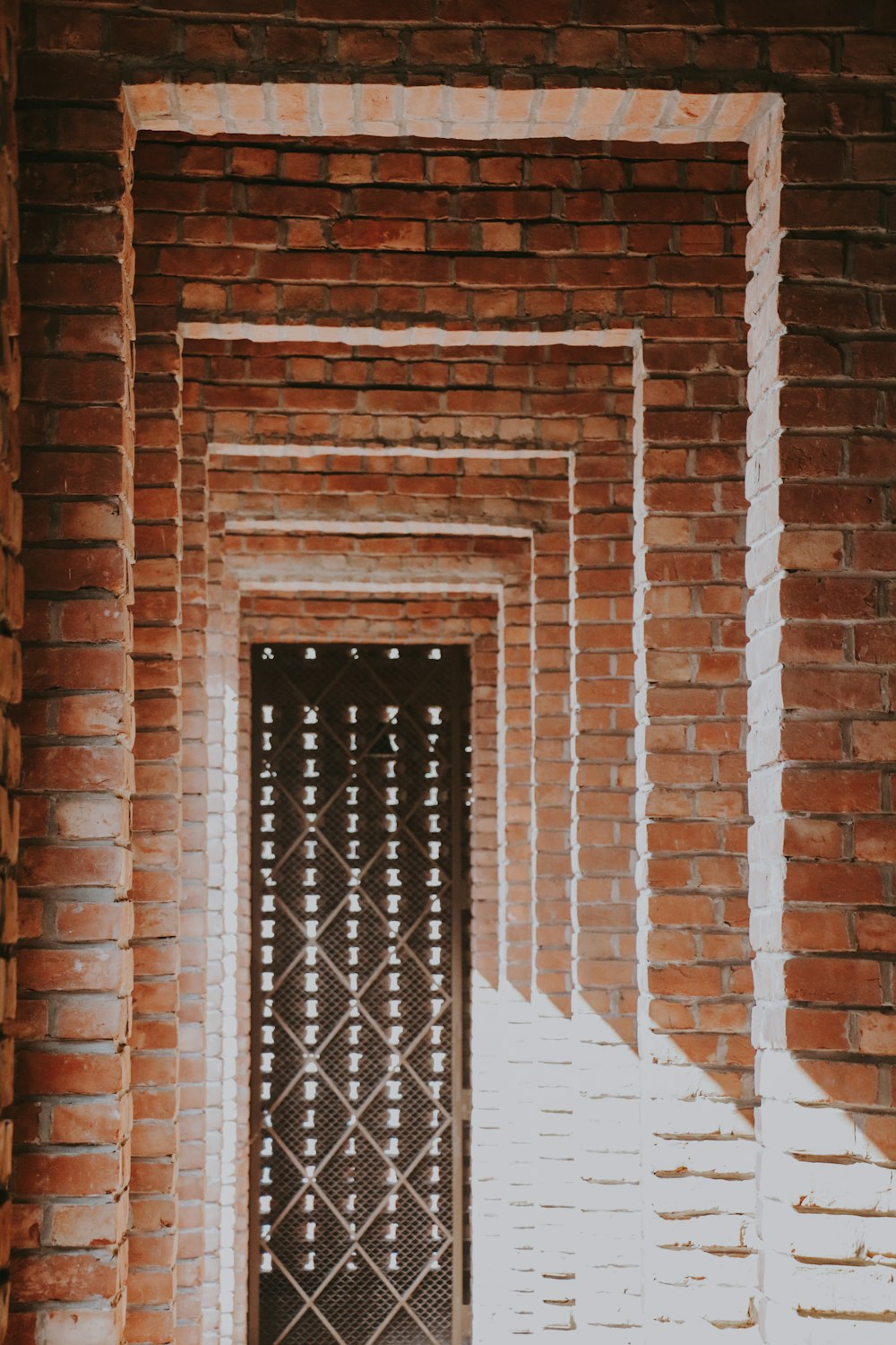 uma parede de tijolos com uma porta