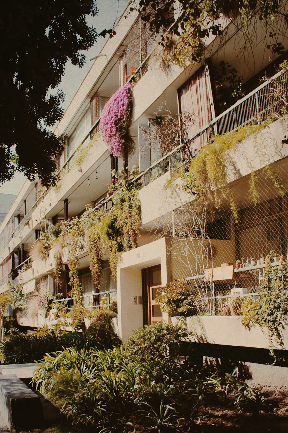 un bâtiment avec un grand balcon