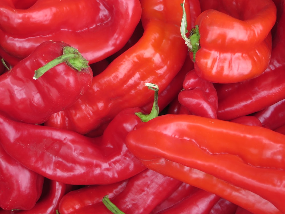 a pile of red peppers