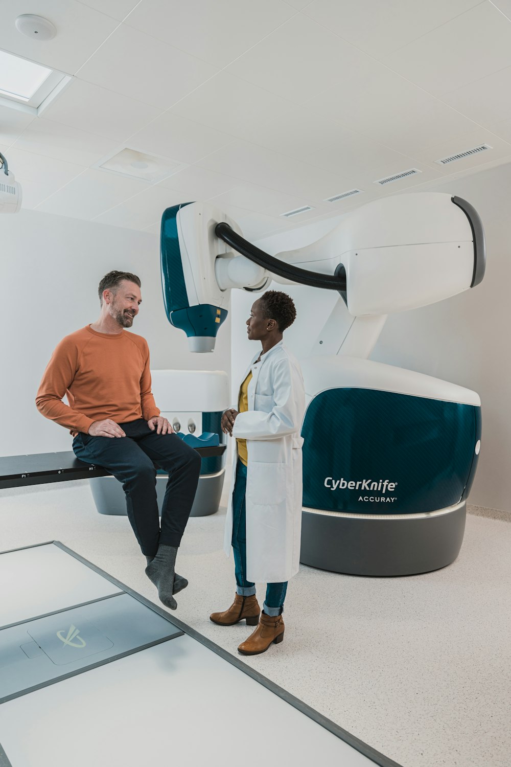 Un homme et une femme dans une pièce avec une grosse machine