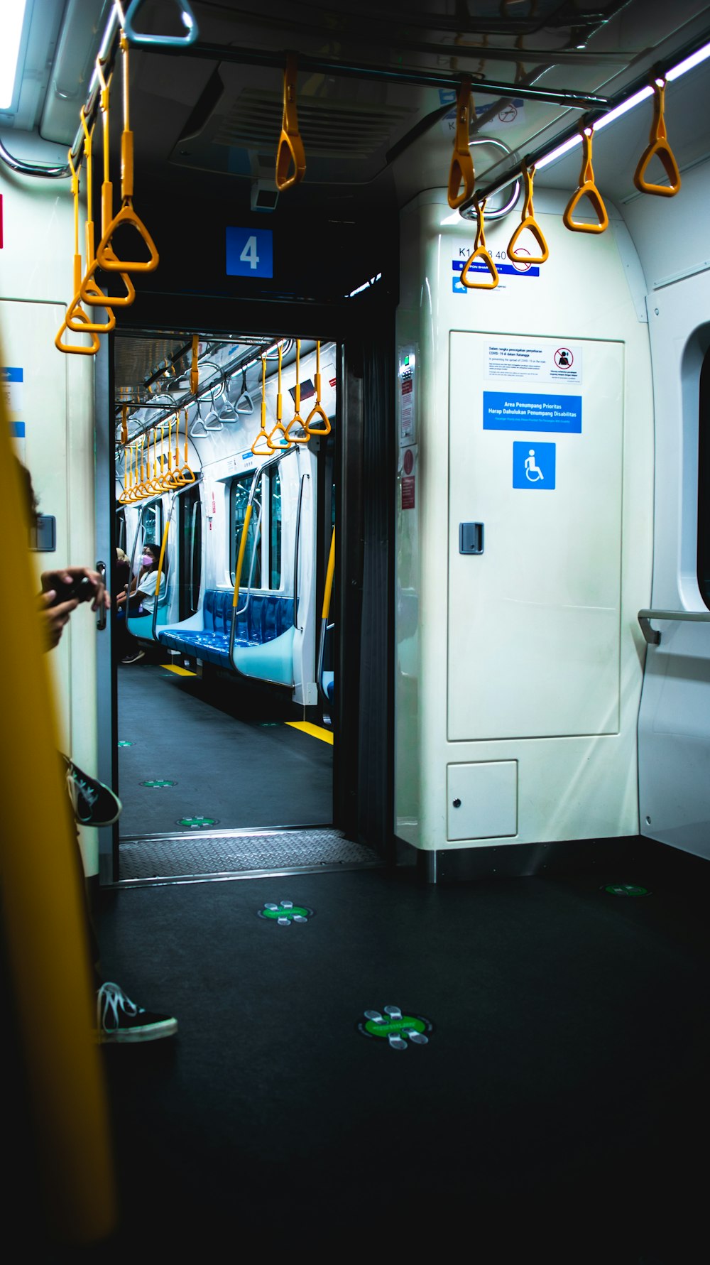 Un tren con una puerta abierta