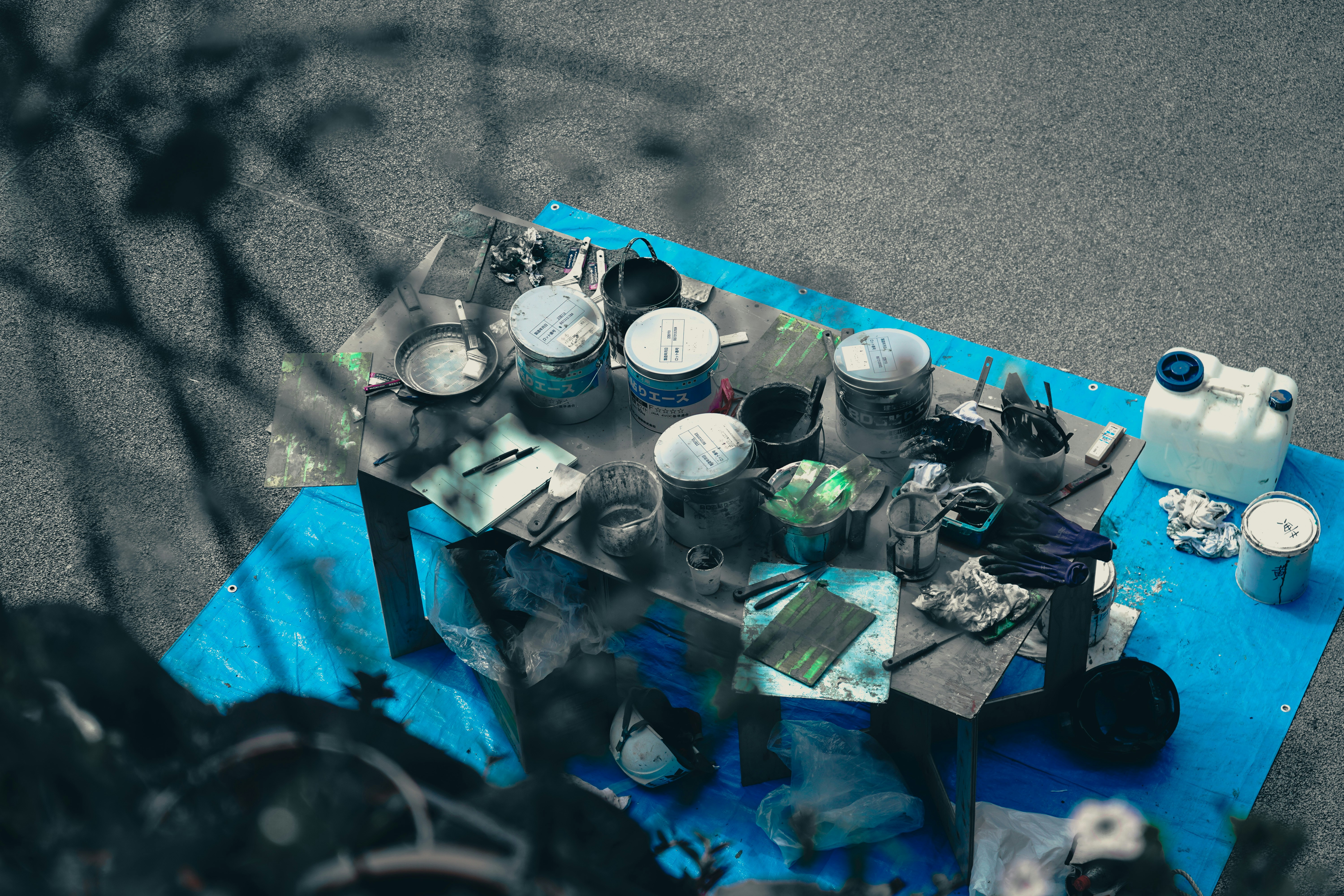 um grupo de objetos em uma superfície