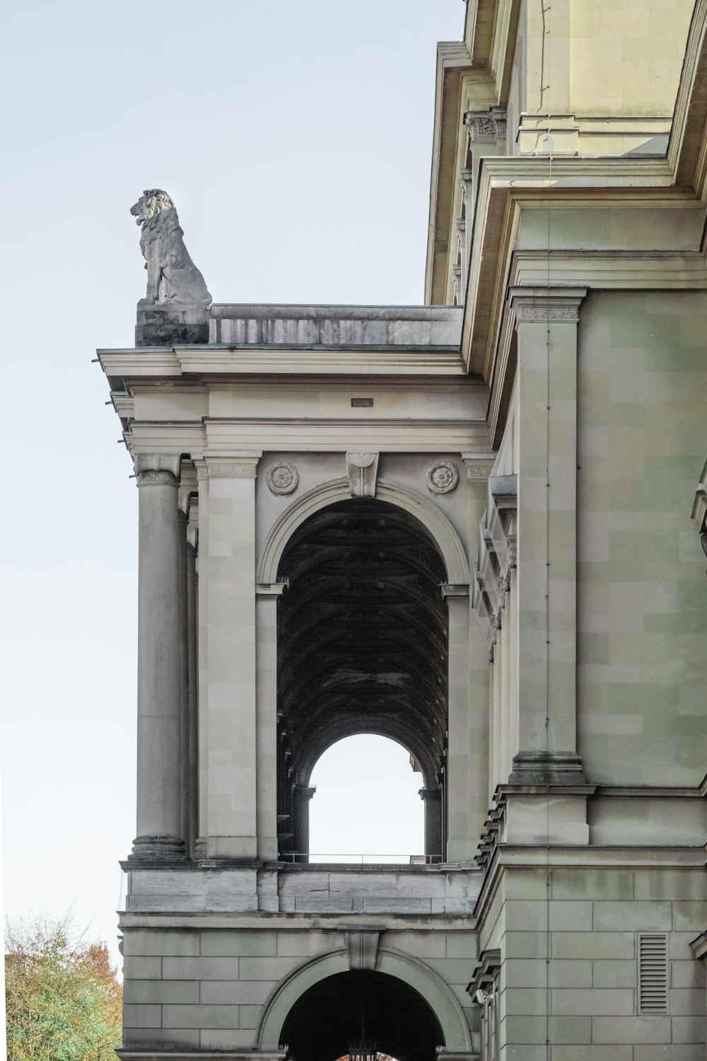 Una estatua en la parte superior de un edificio