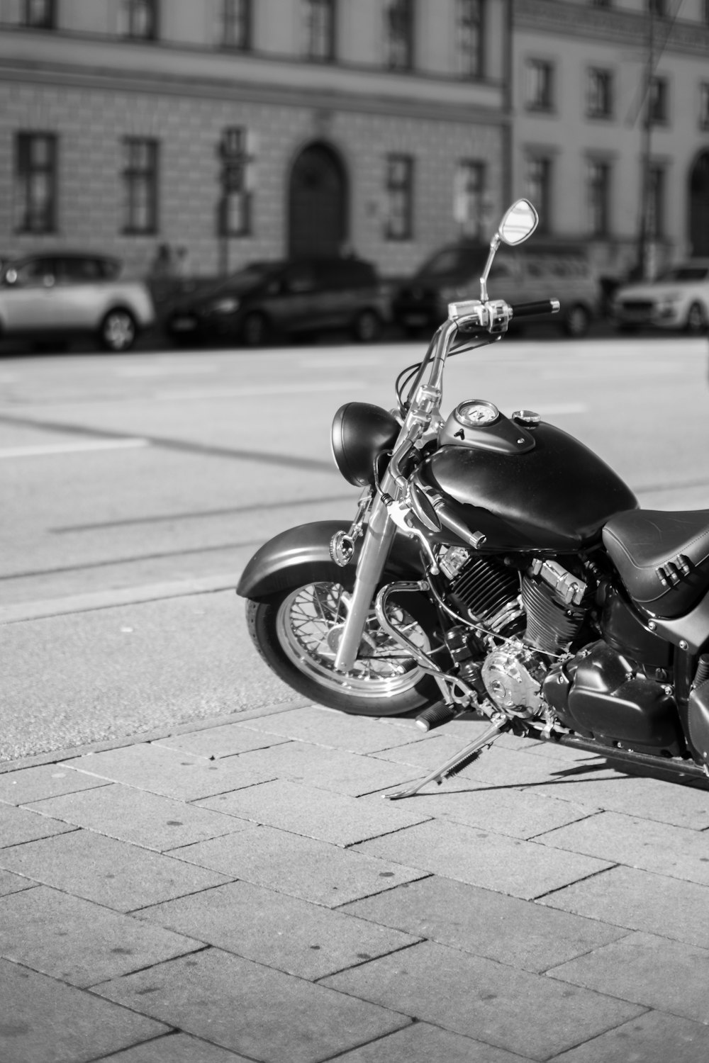 Una motocicleta estacionada al costado de una calle