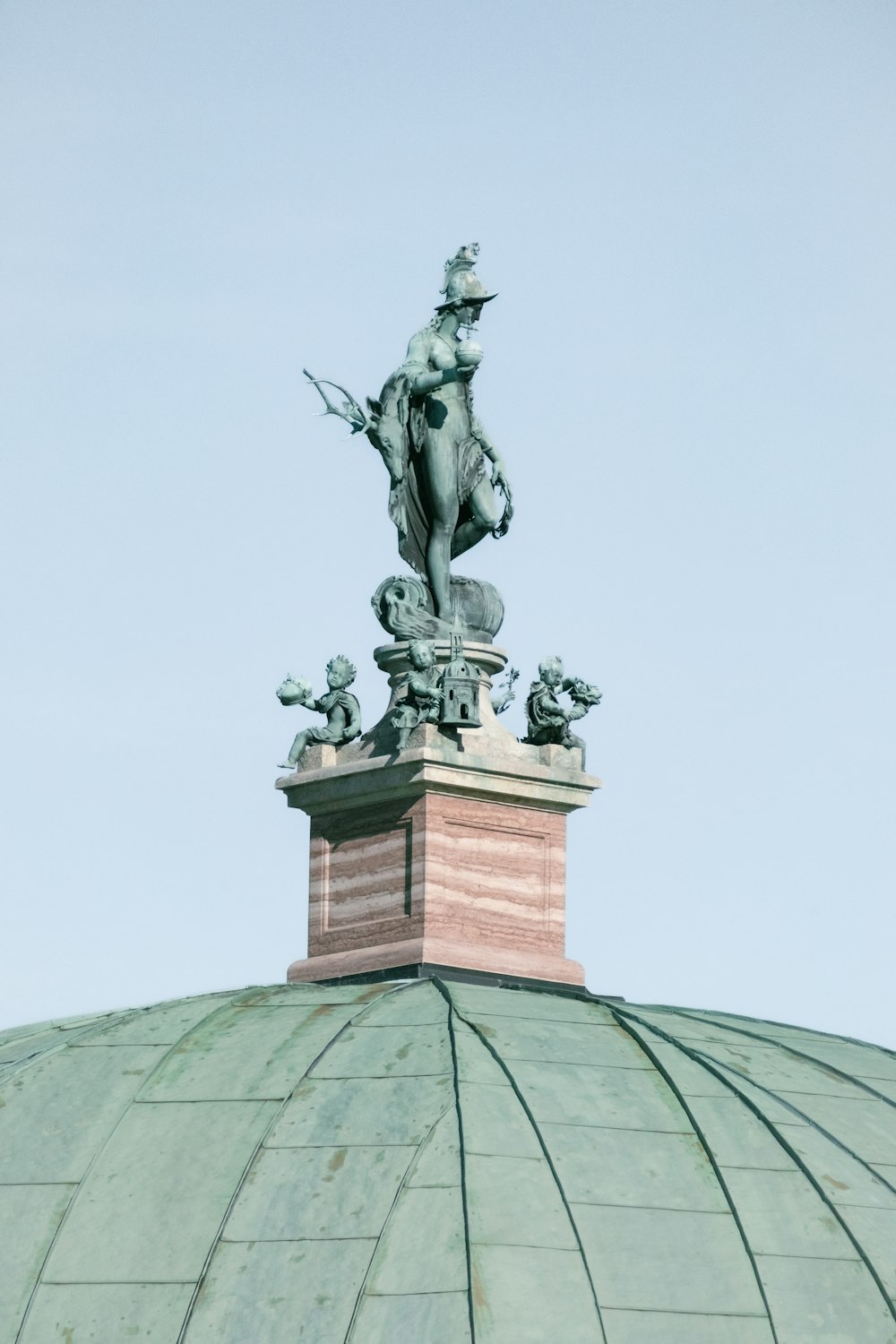 Una estatua en un pedestal