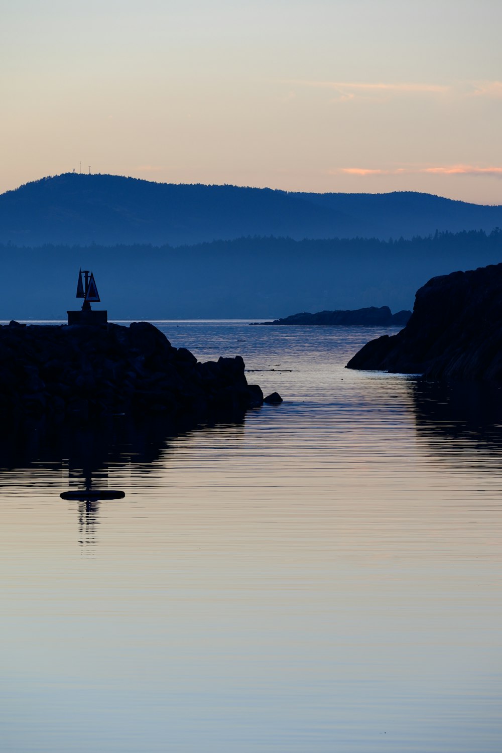 Un phare sur une île rocheuse