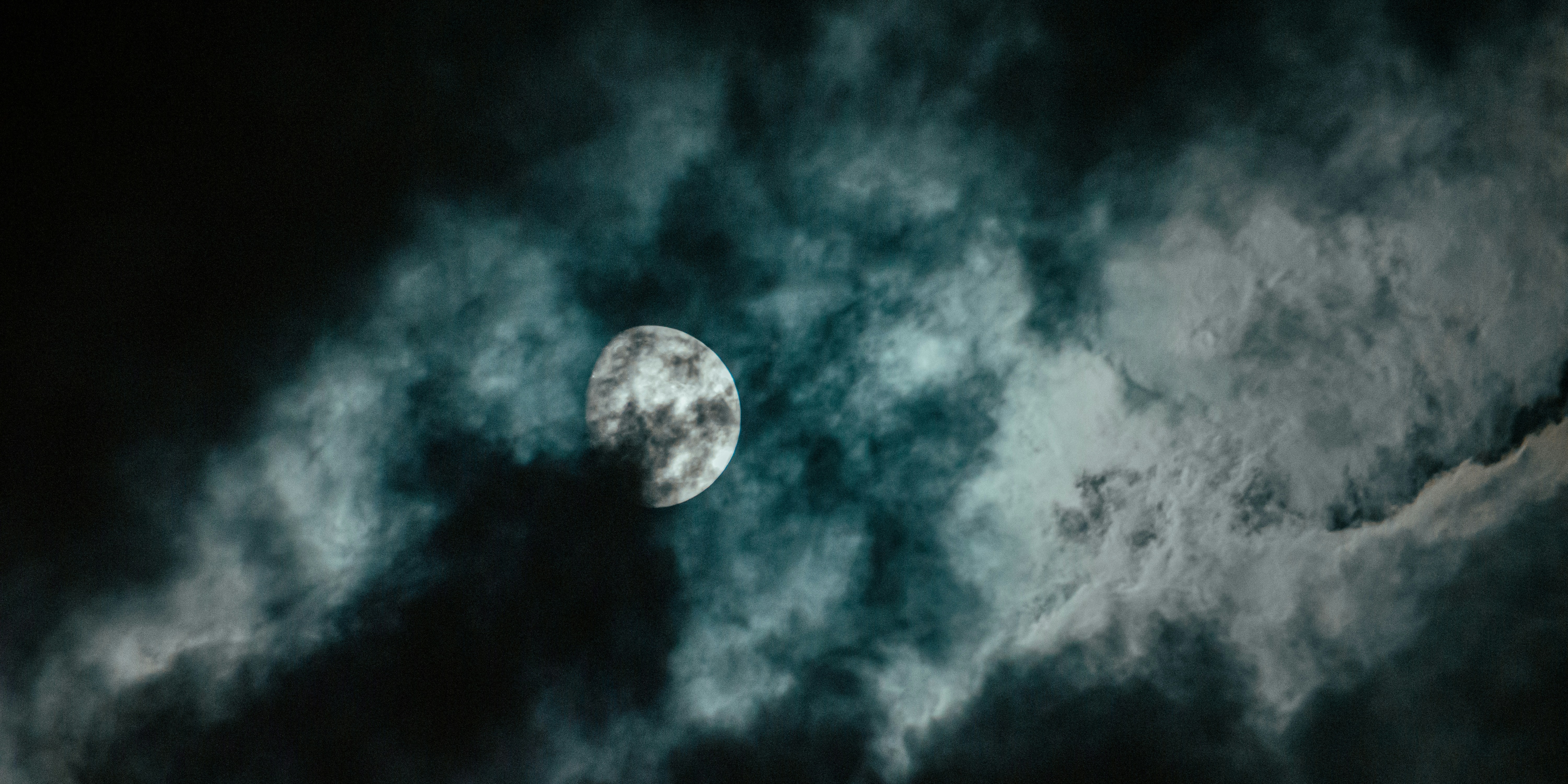 Una luna nel cielo