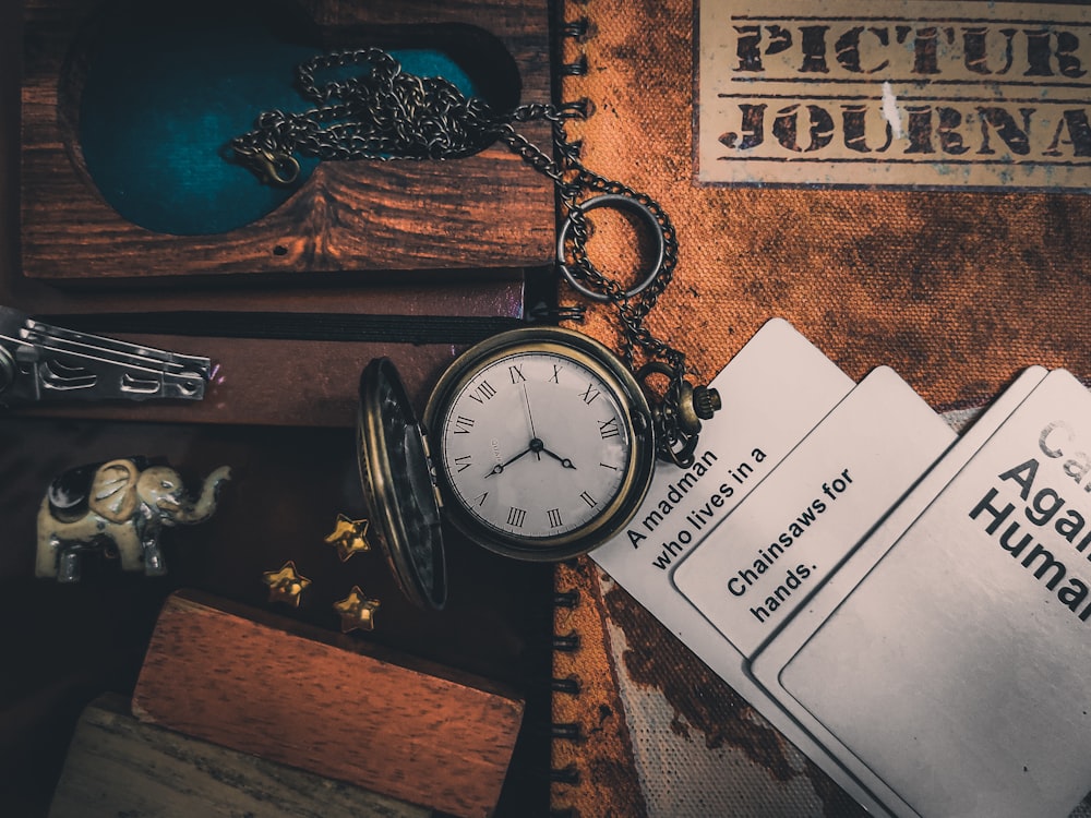 une horloge et un livre sur une table