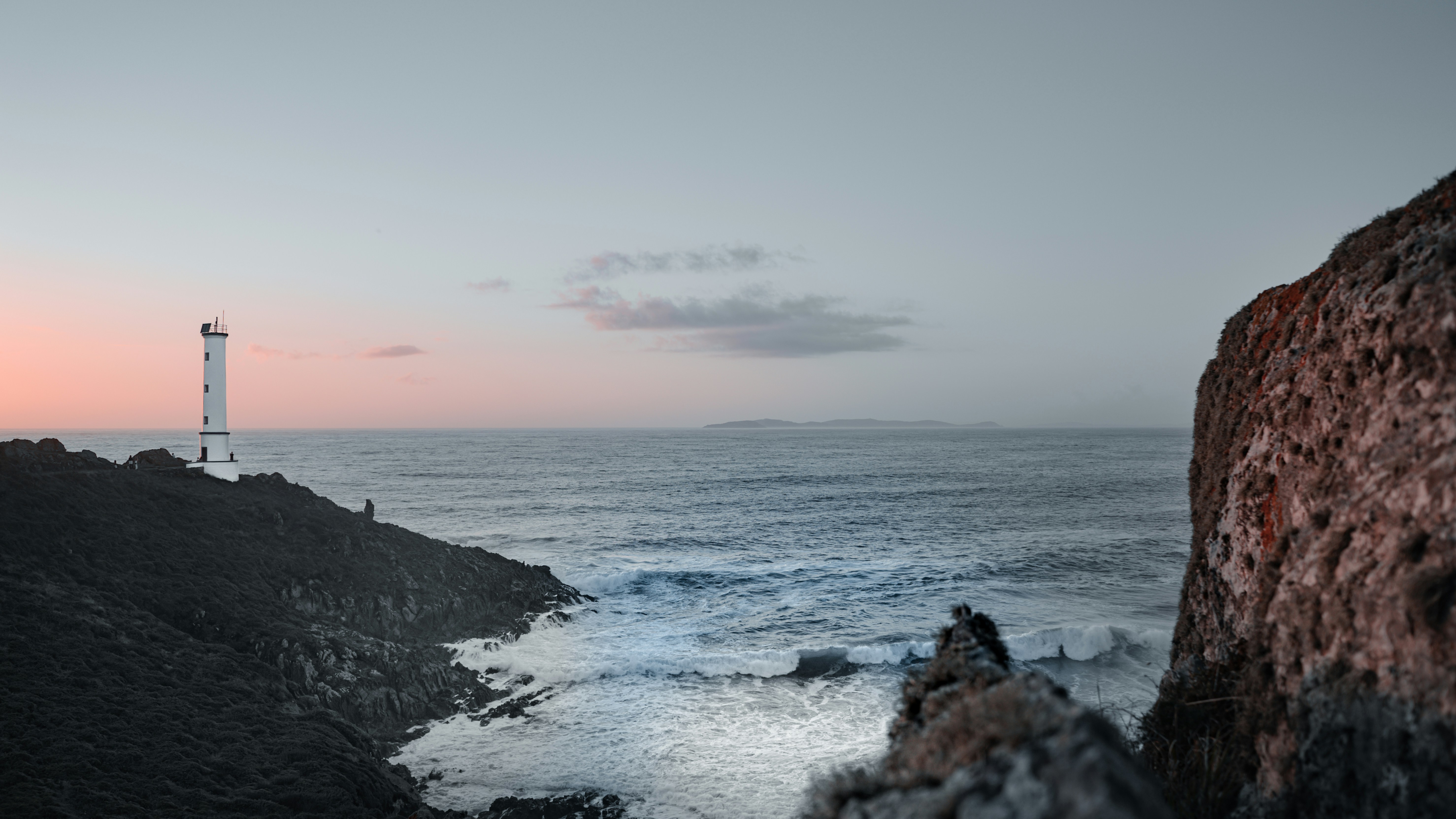 바위 해안의 등대