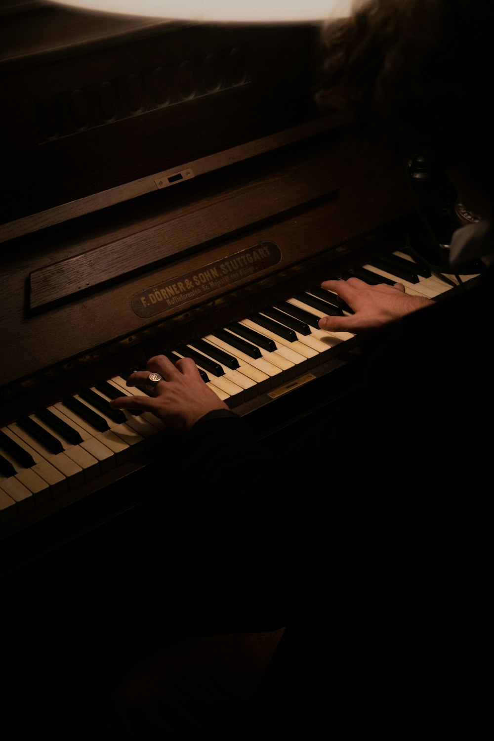 una persona tocando un piano