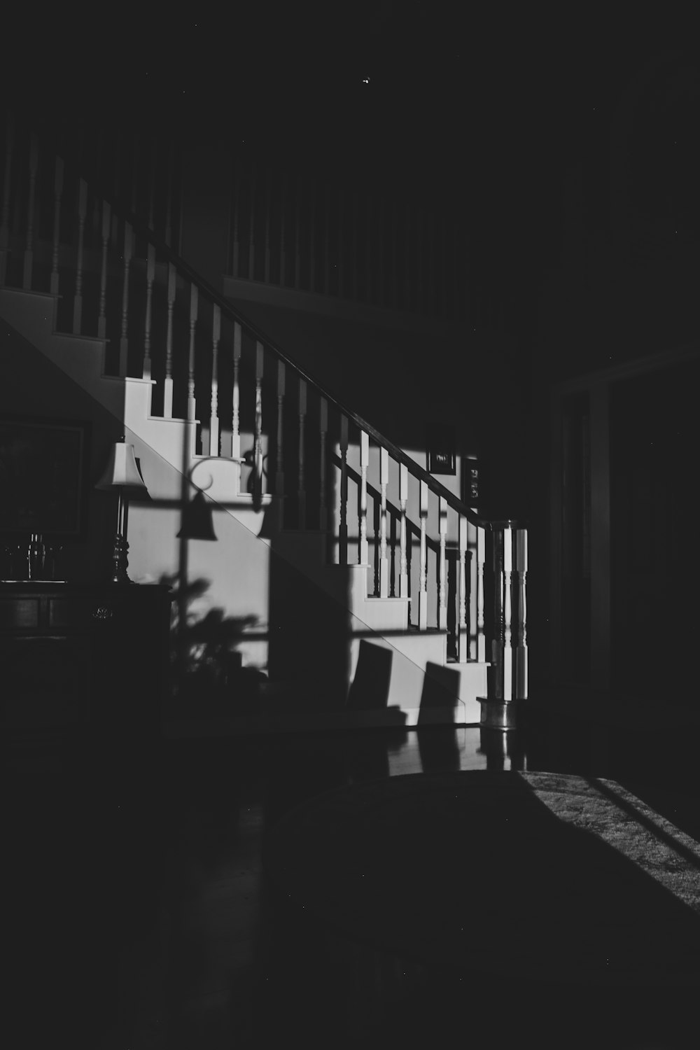 uma foto em preto e branco de um edifício com uma escada