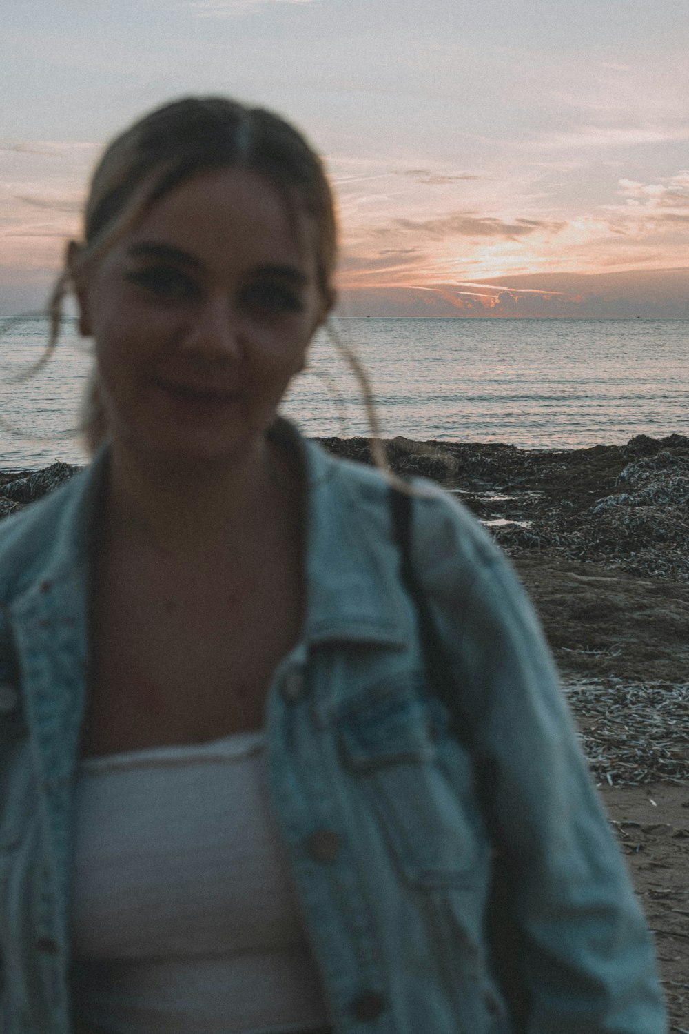 uma mulher que tira uma selfie em uma praia